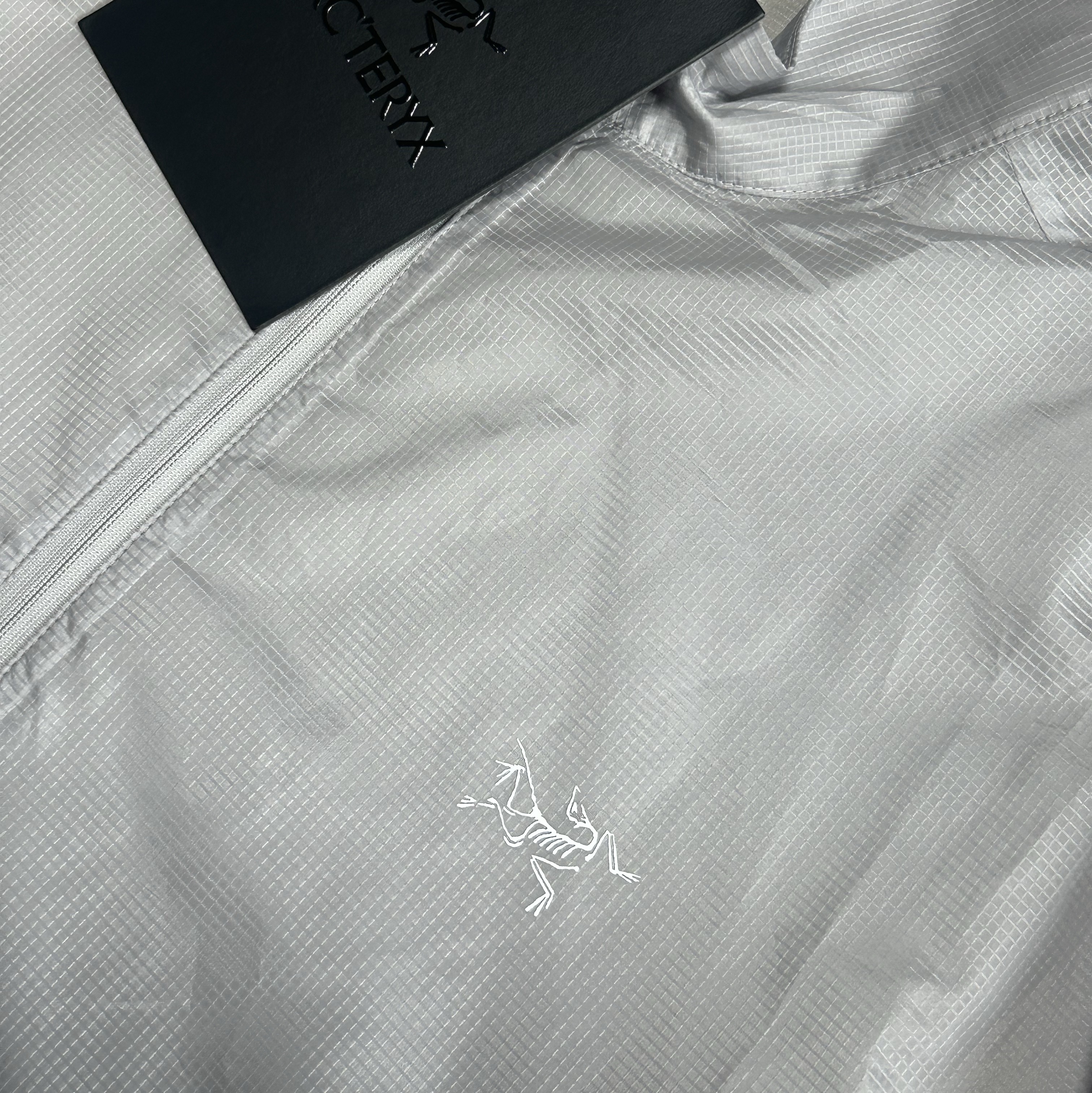 Arc'teryx Norvan Windshell Jacket Solitude 착용 스타일