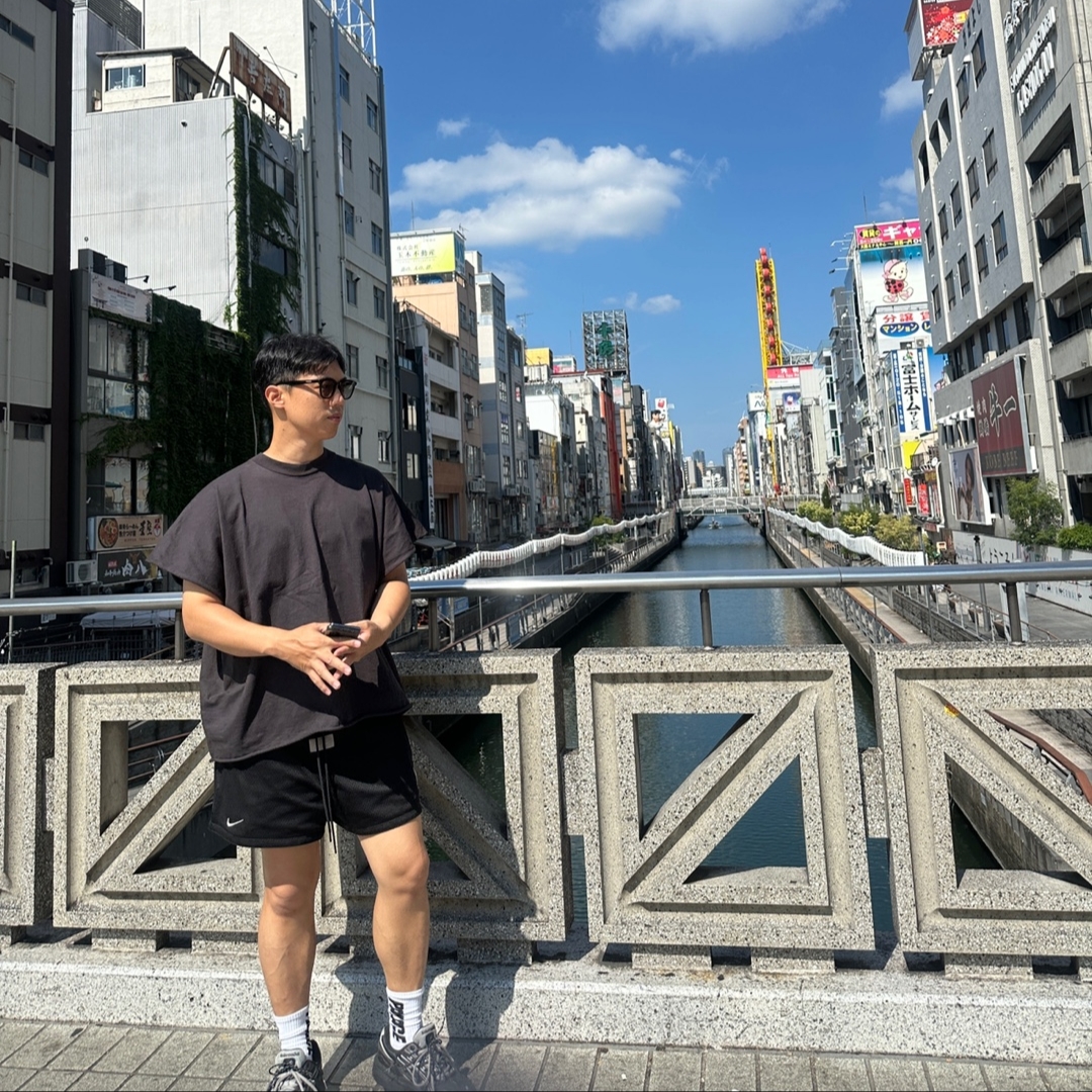 Yeezy One Box T-Shirt Black, Nike x Fear of God Basketball Shorts Off Noir 착용 스타일