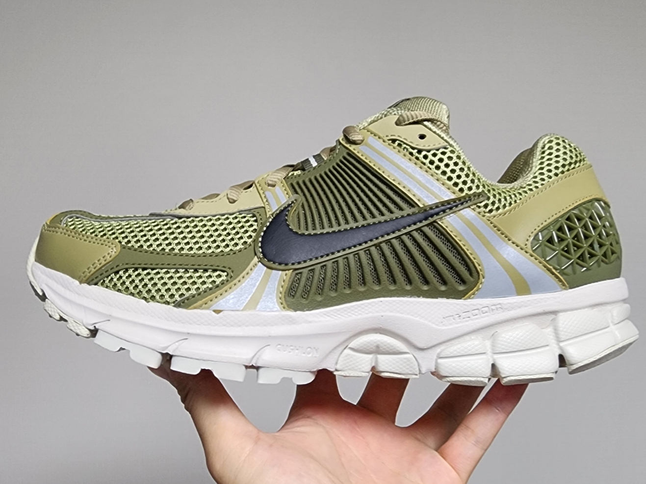 Nike Zoom Vomero 5 Neutral Olive Medium Olive 착용 스타일