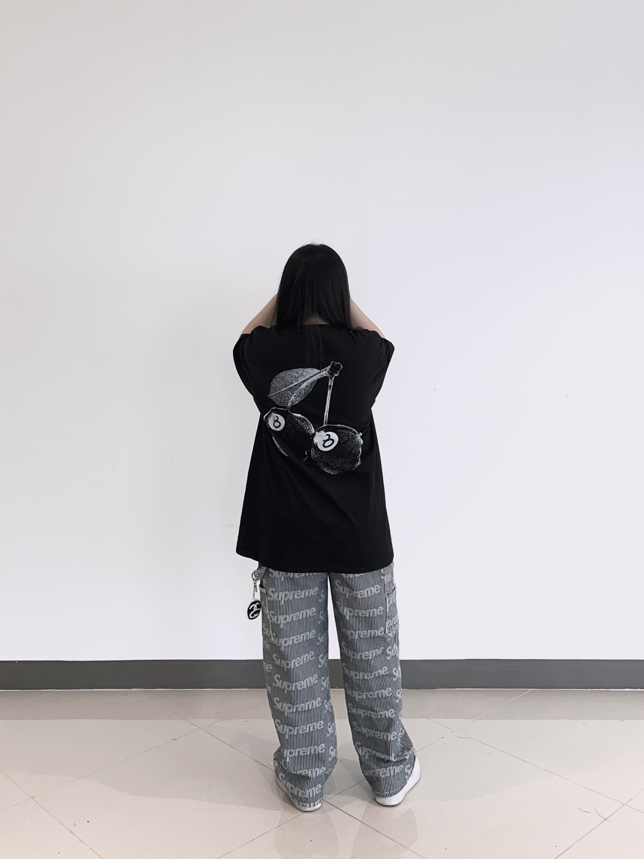 Stussy Cherries T-Shirt Black, Stussy SS Link Beaded Ball Keychain Black 착용 스타일 - 2