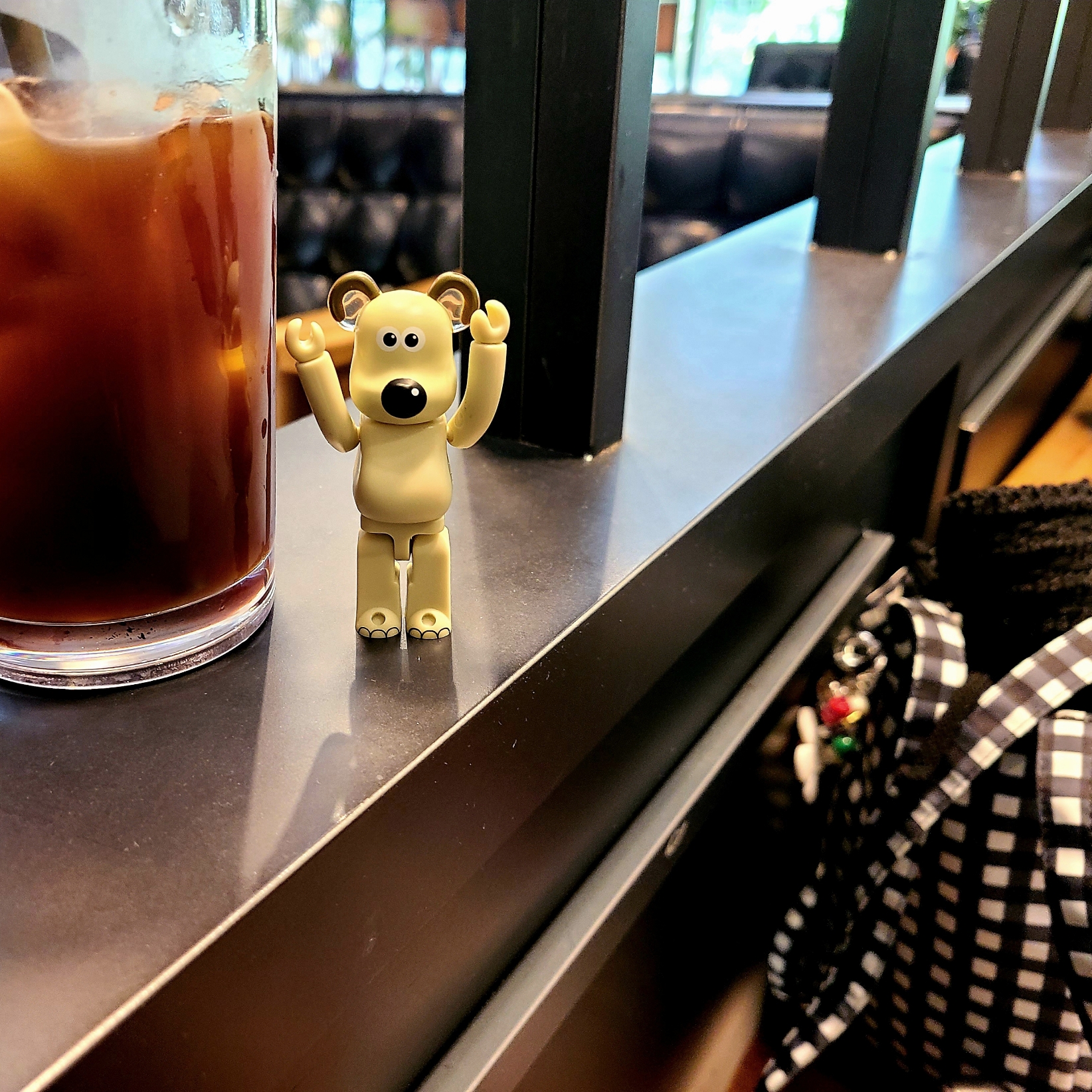 Bearbrick Wallace & Gromit Gromit 100% & 400% Set, COS Ripple Crossbody Bag Black 착용 스타일 - 1