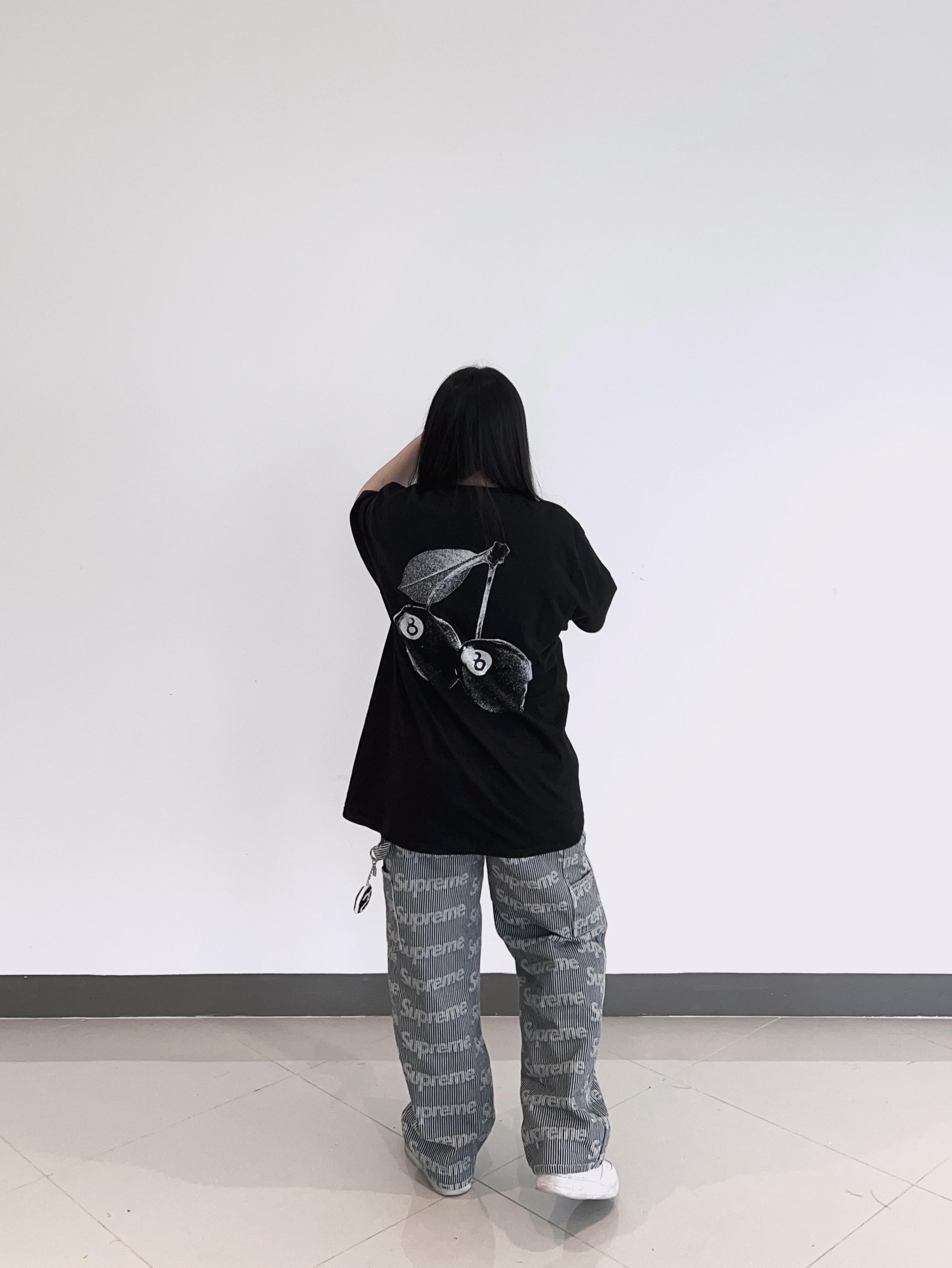 Stussy Cherries T-Shirt Black, Stussy SS Link Beaded Ball Keychain Black 착용 스타일 - 1