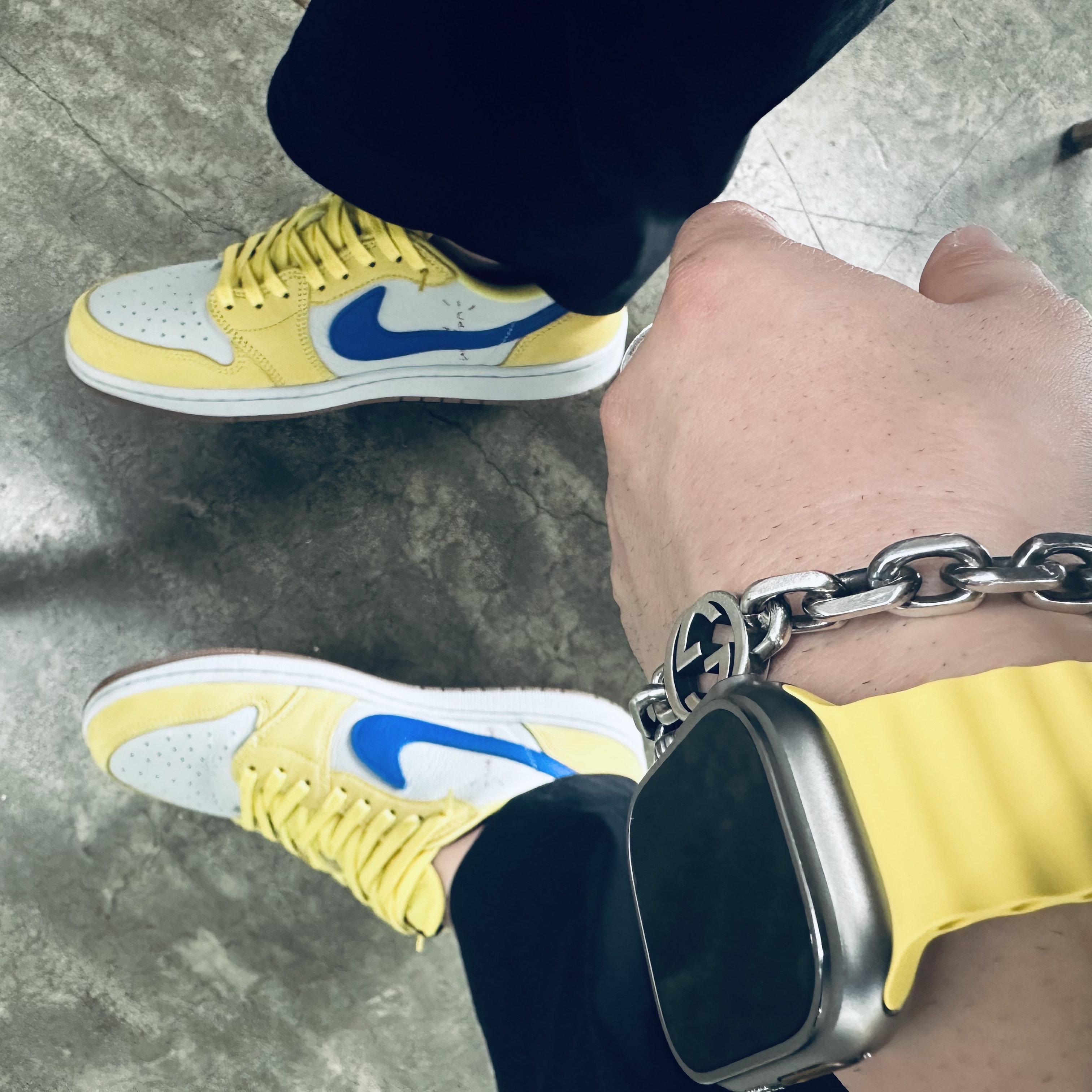 (W) Jordan 1 x Travis Scott Retro Low OG SP Canary 착용 스타일 - 3