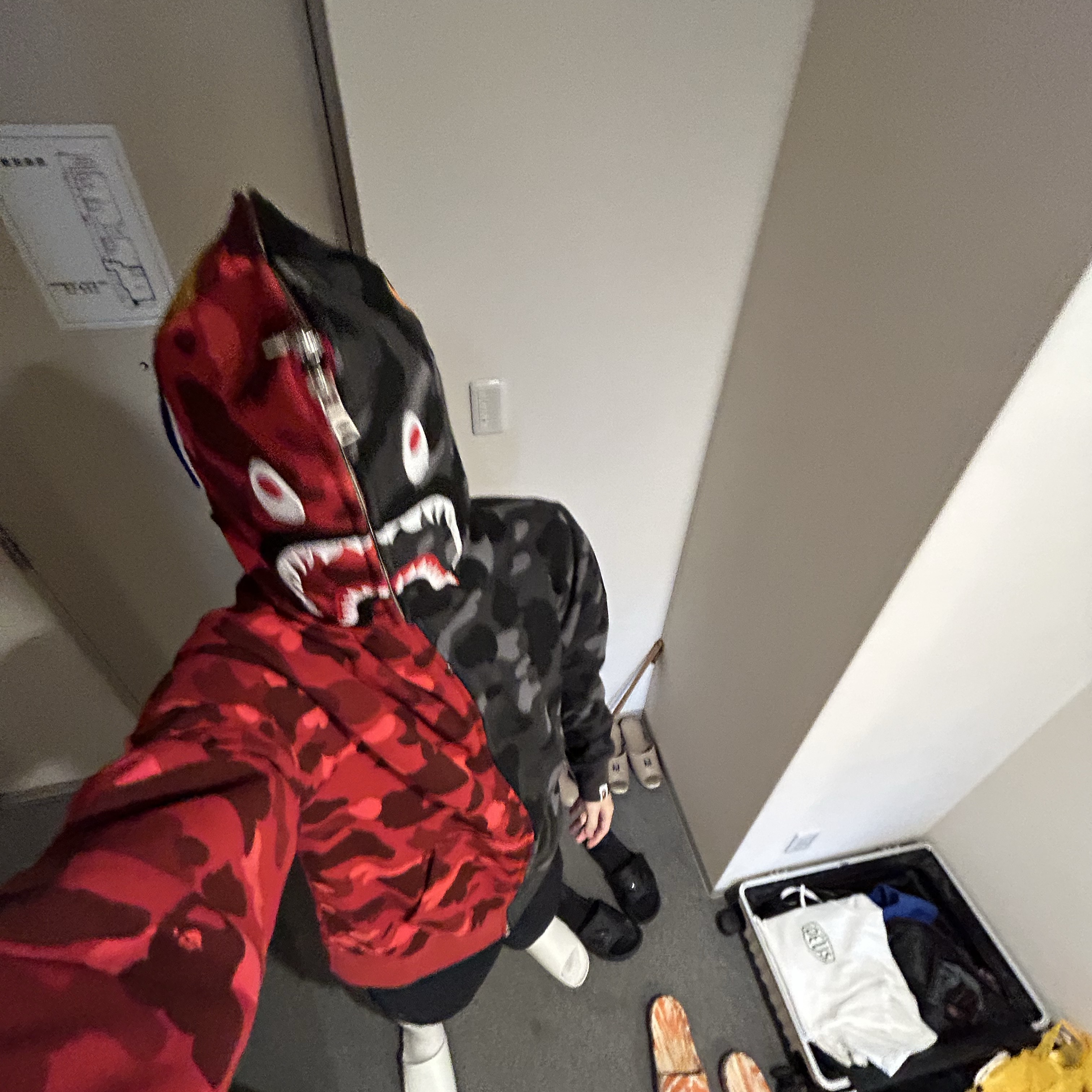 BAPE Color Camo Separate Shark Full Zip Hoodie Red Black 착용 스타일 - 1
