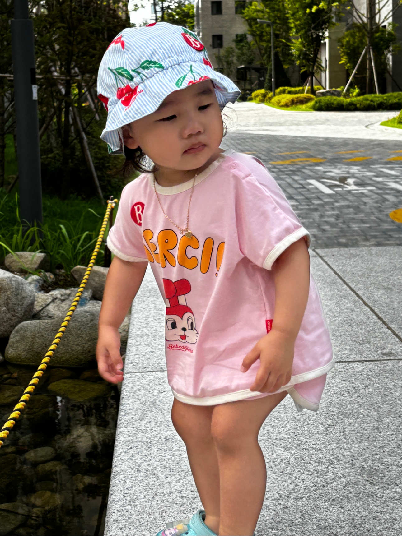 (Kids) Crocs Classic Metallic Clog Silver 착용 스타일 - 1