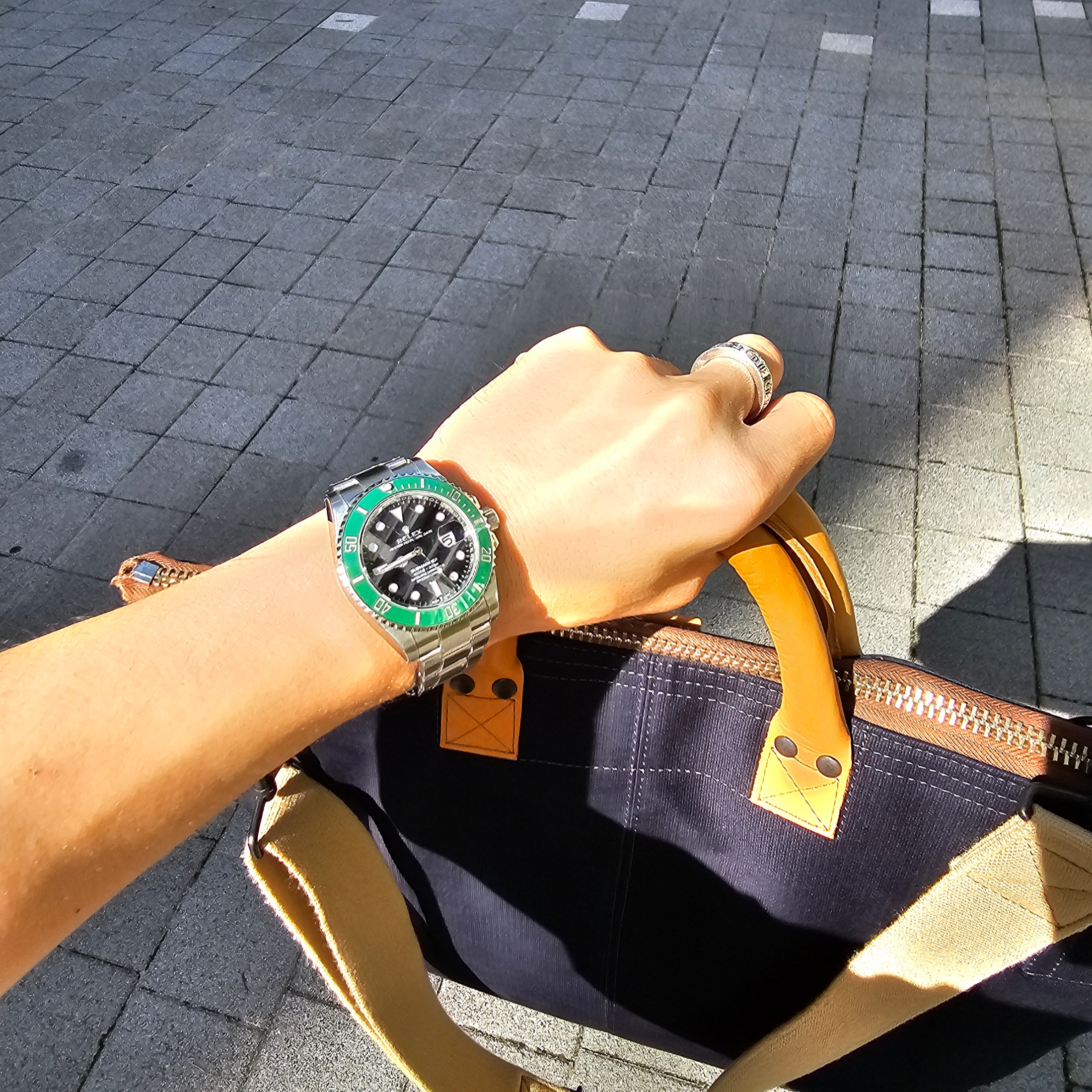 Rolex Submariner Date 41mm 126610LV Black Oyster 착용 스타일
