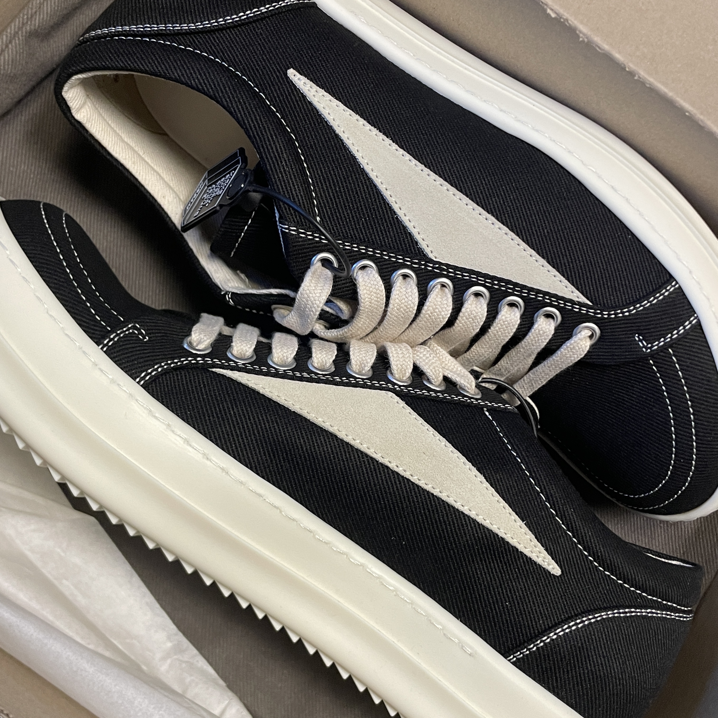Rick Owens Drkshdw Vintage Sneakers Black Milk 착용 스타일 - 1