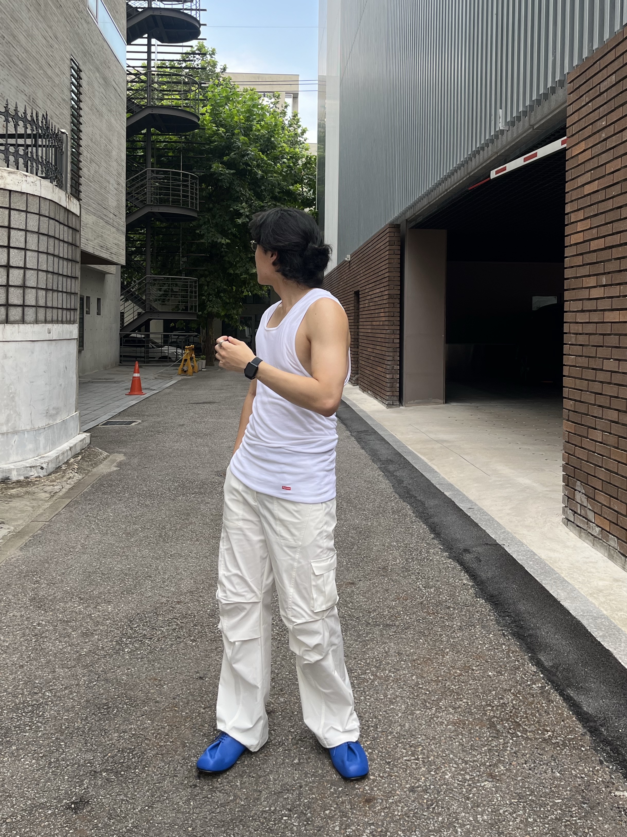 Supreme x MM6 Maison Margiela Hanes Tagless Tank Top White (1 Pack) - 24SS, Ader Error Standic Shoehorn Keyring Silver 착용 스타일 - 2