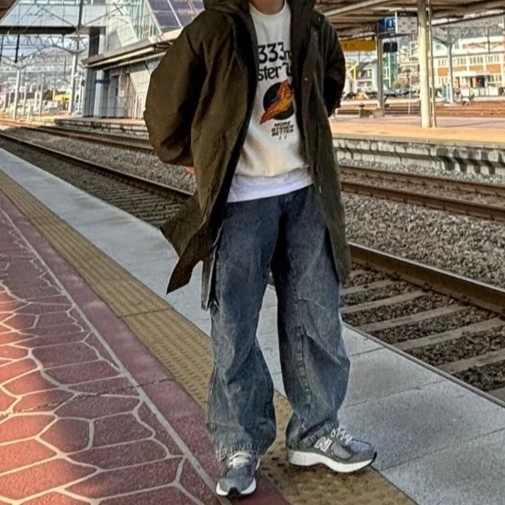 New Balance 2002R Premium Vintage Grey 착용 스타일 - 2
