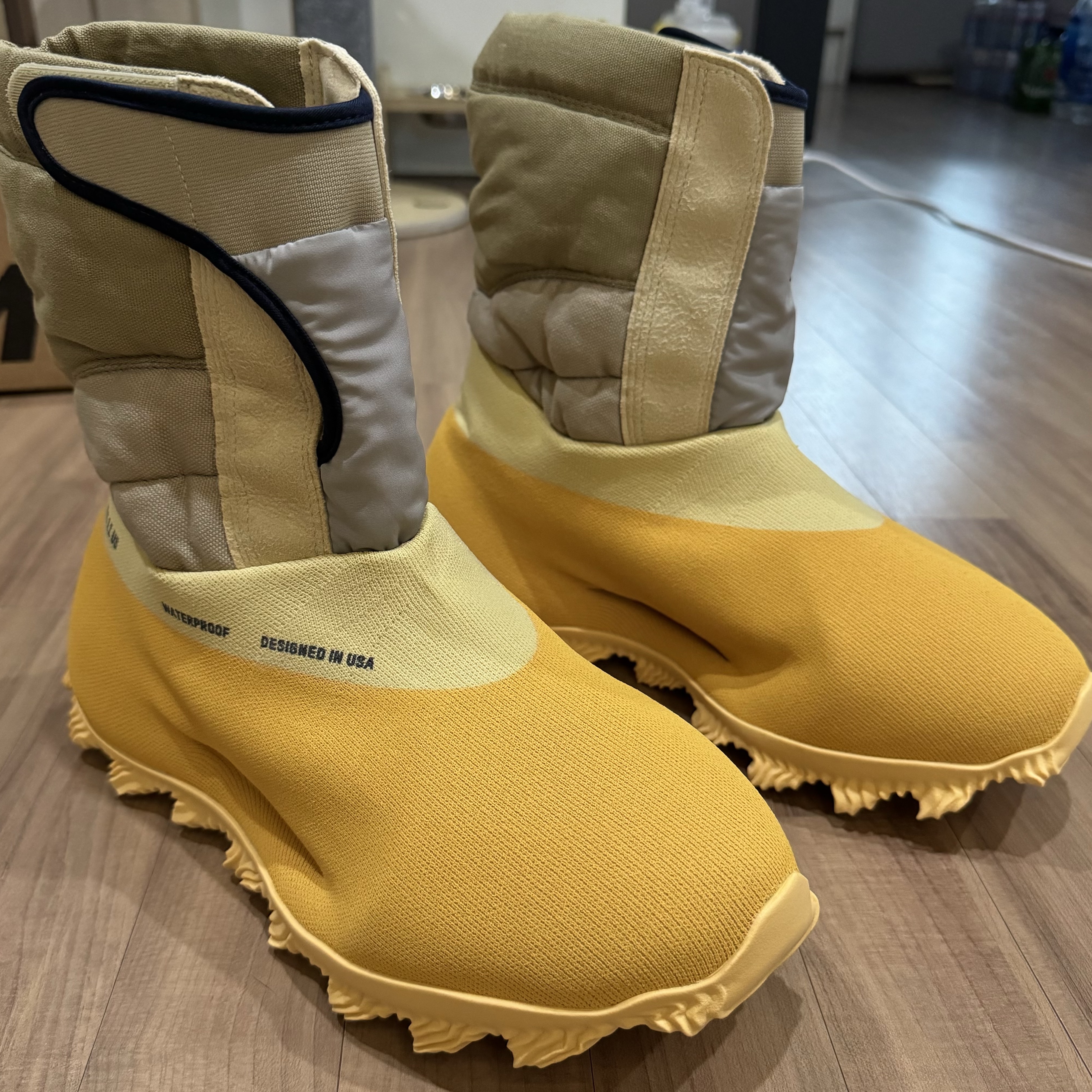 adidas Yeezy Knit RNR Boot Sulfur 착용 스타일