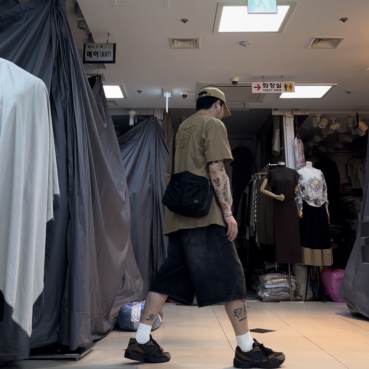 Asics Gel-1130 SMU Dark Brown Midnight 착용 스타일 - 2