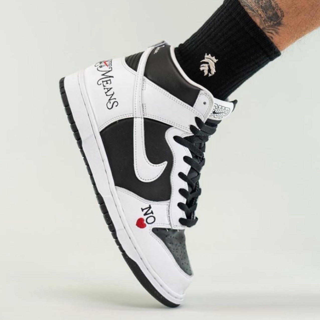 Nike x Supreme SB Dunk High OG QS By Any Means Varsity Red Midnight Navy, Nike x Supreme SB Dunk High OG QS By Any Means Varsity Maize Pine Green 착용 스타일 - 10