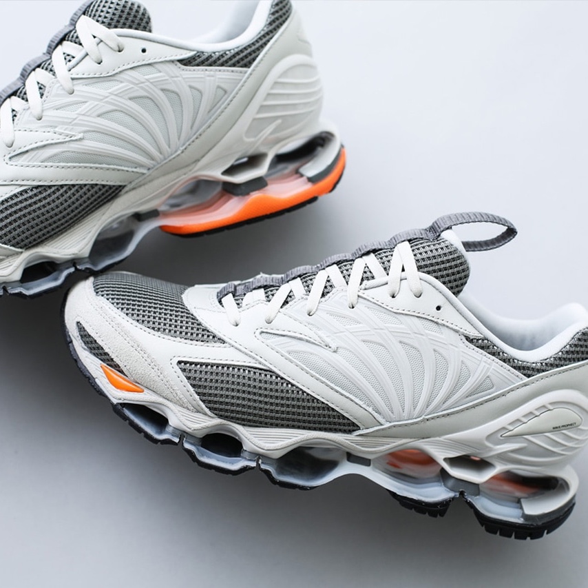 Mizuno x Graphpaper Wave Prophecy LS Cool Gray 착용 스타일 - 1