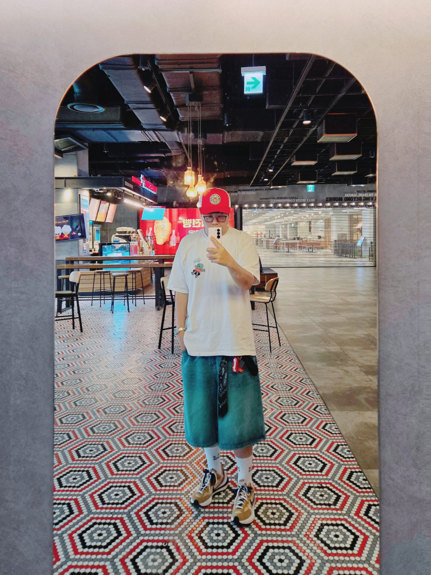 Nike x Stranger Things Pro Cap Green, Stussy Dollie Pigment Dyed T-Shirt Natural 착용 스타일