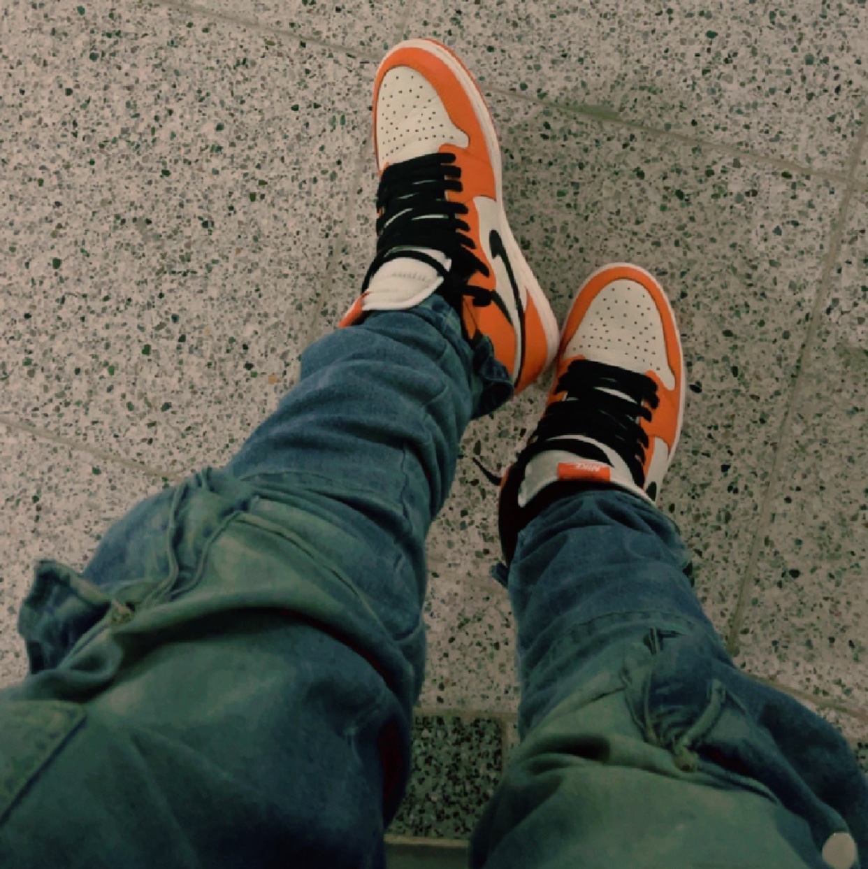 Jordan 1 Retro High OG Reverse Shattered Backboard, Jordan 1 x Travis Scott Retro High OG SP Mocha 착용 스타일 - 1