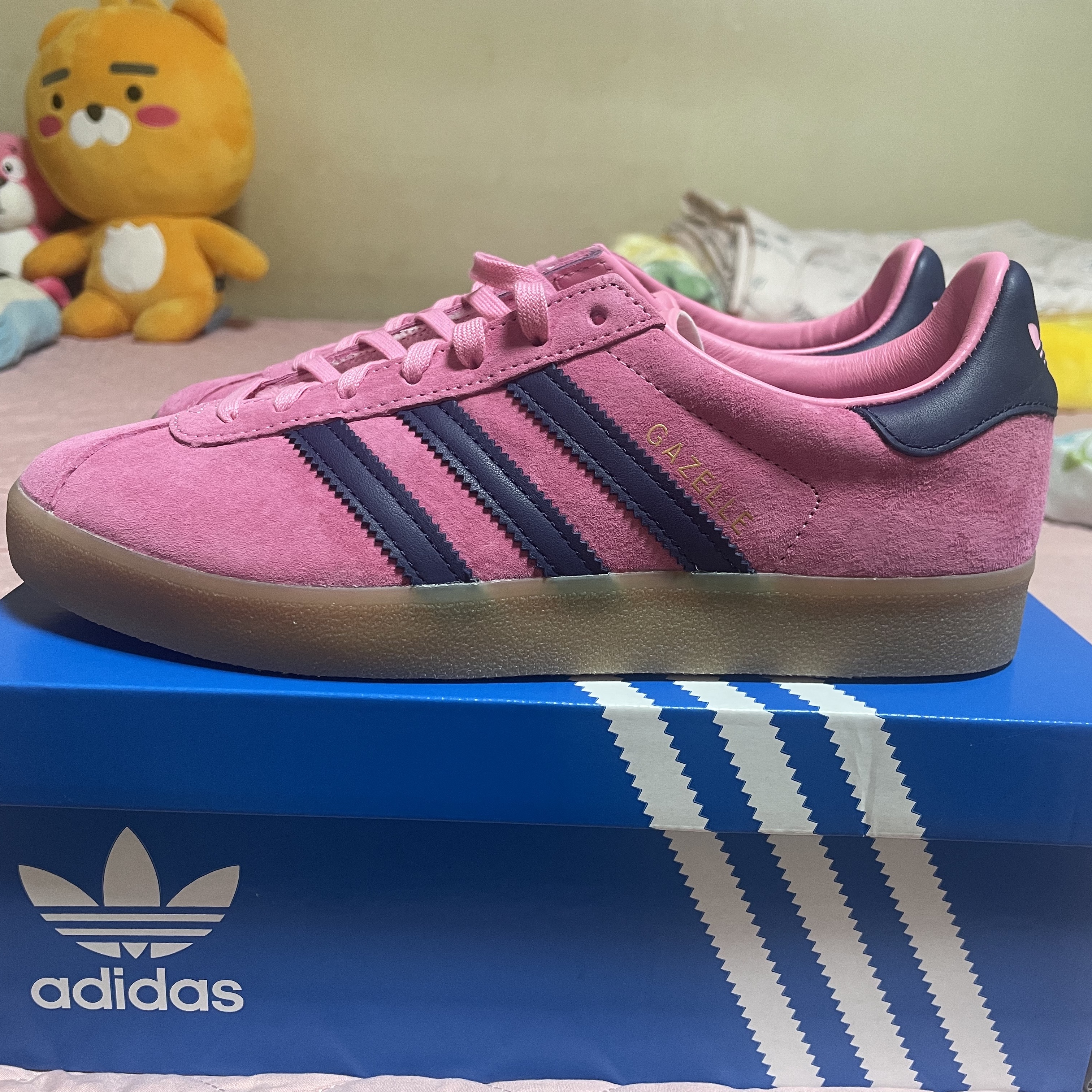 Adidas Gazelle 85 Bliss Pink Dark Blue 착용 스타일
