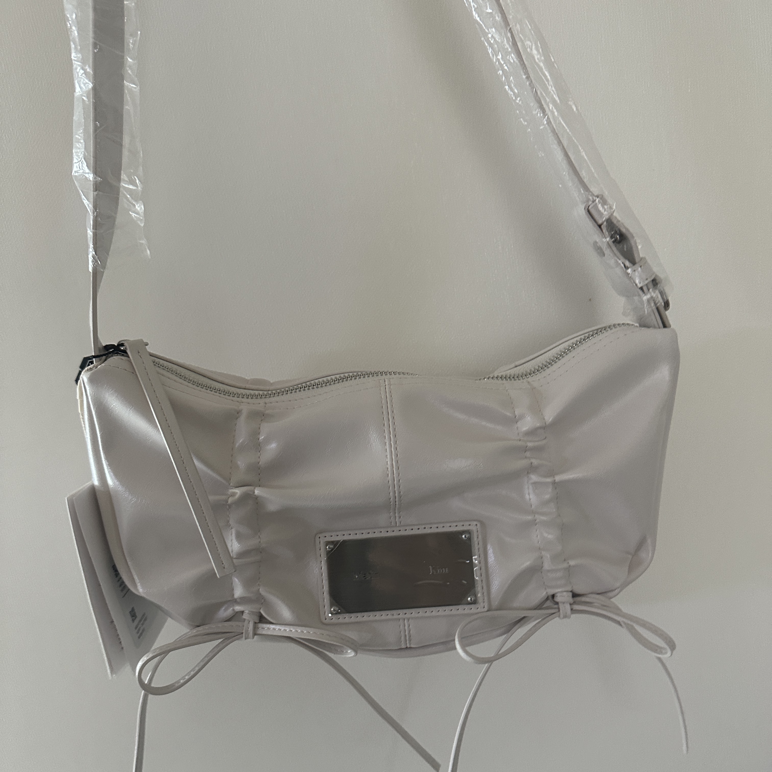 Matin Kim Half Shirring Ribbon Round Bag Ivory 착용 스타일