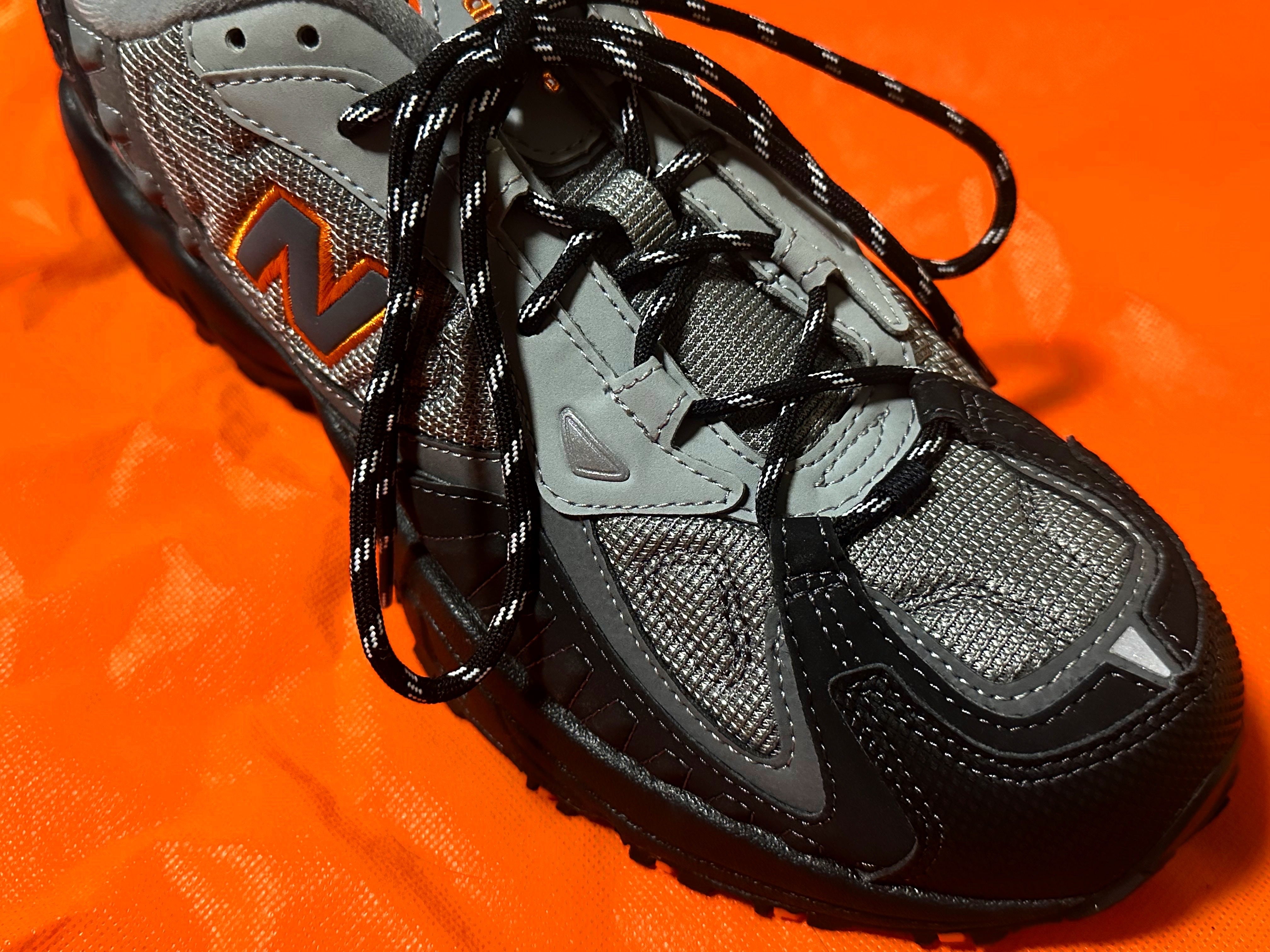 New Balance 703 Grey Black Orange 착용 스타일 - 3