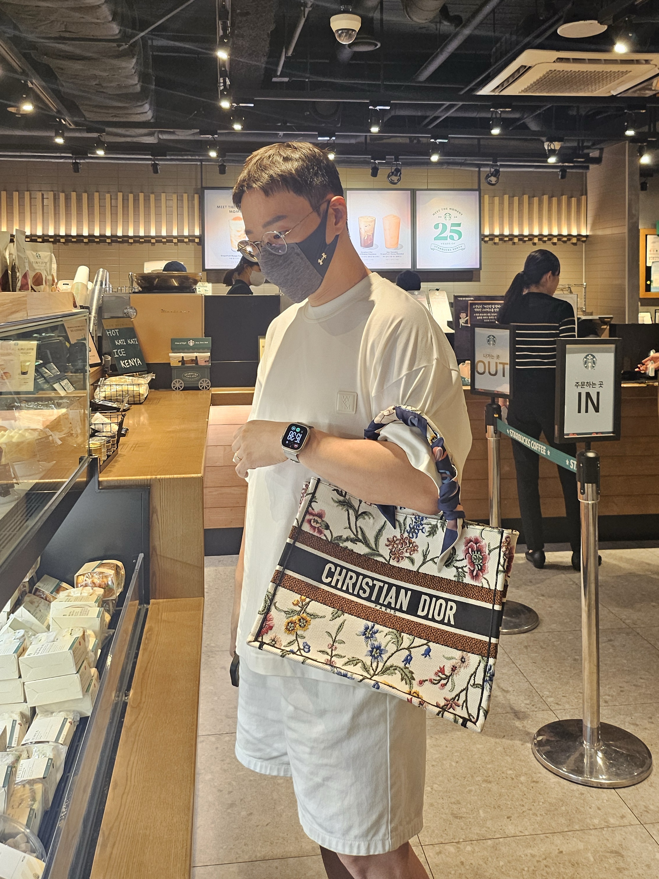 Wooyoungmi City Graphic T-Shirt Ivory - 24FW, Dior Medium Book Tote Bag White Multicolor Dior Petites Fleurs Embroidery 착용 스타일 - 2