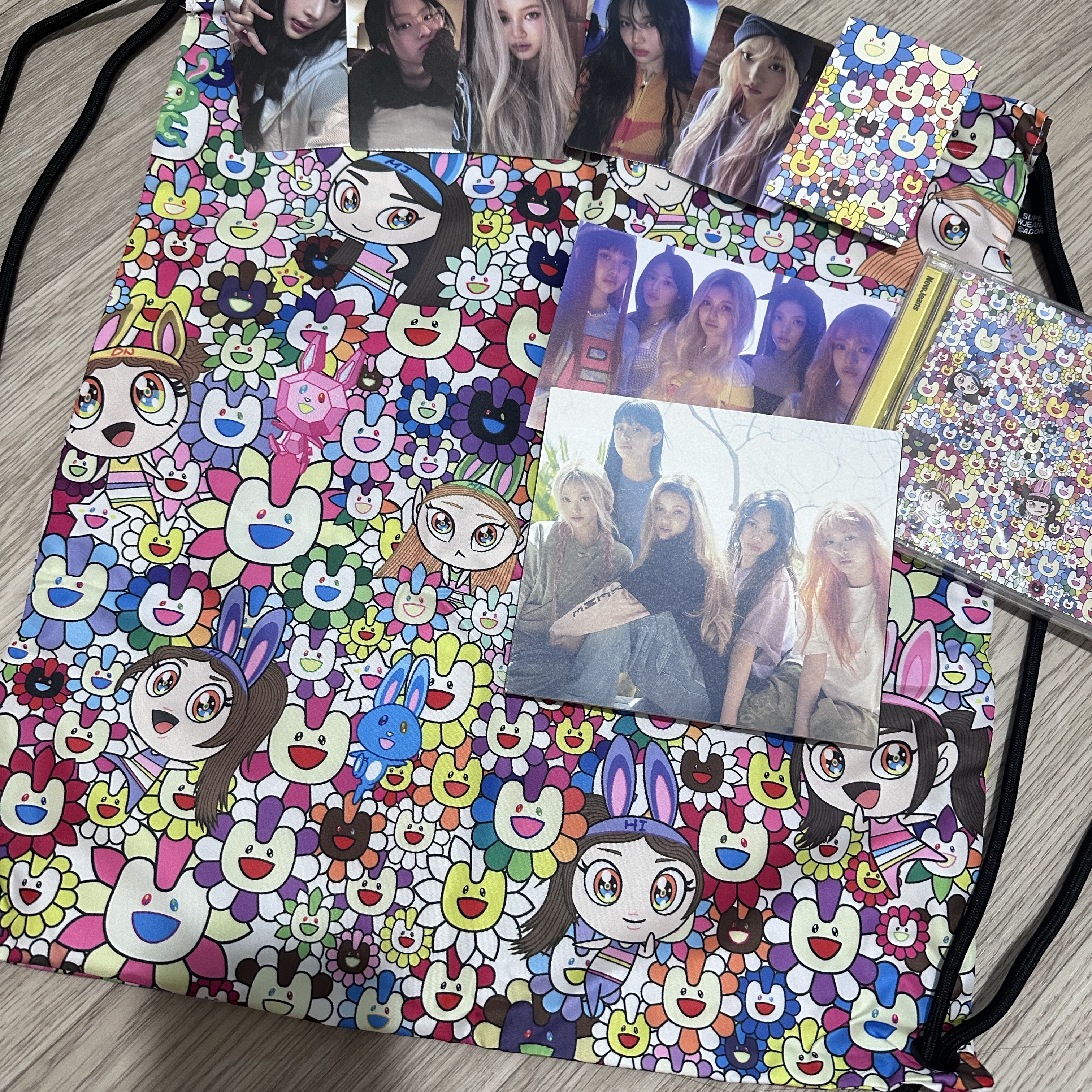 NewJeans Supernatural NJ x Murakami Drawstring Bag Ver. 착용 스타일 - 2