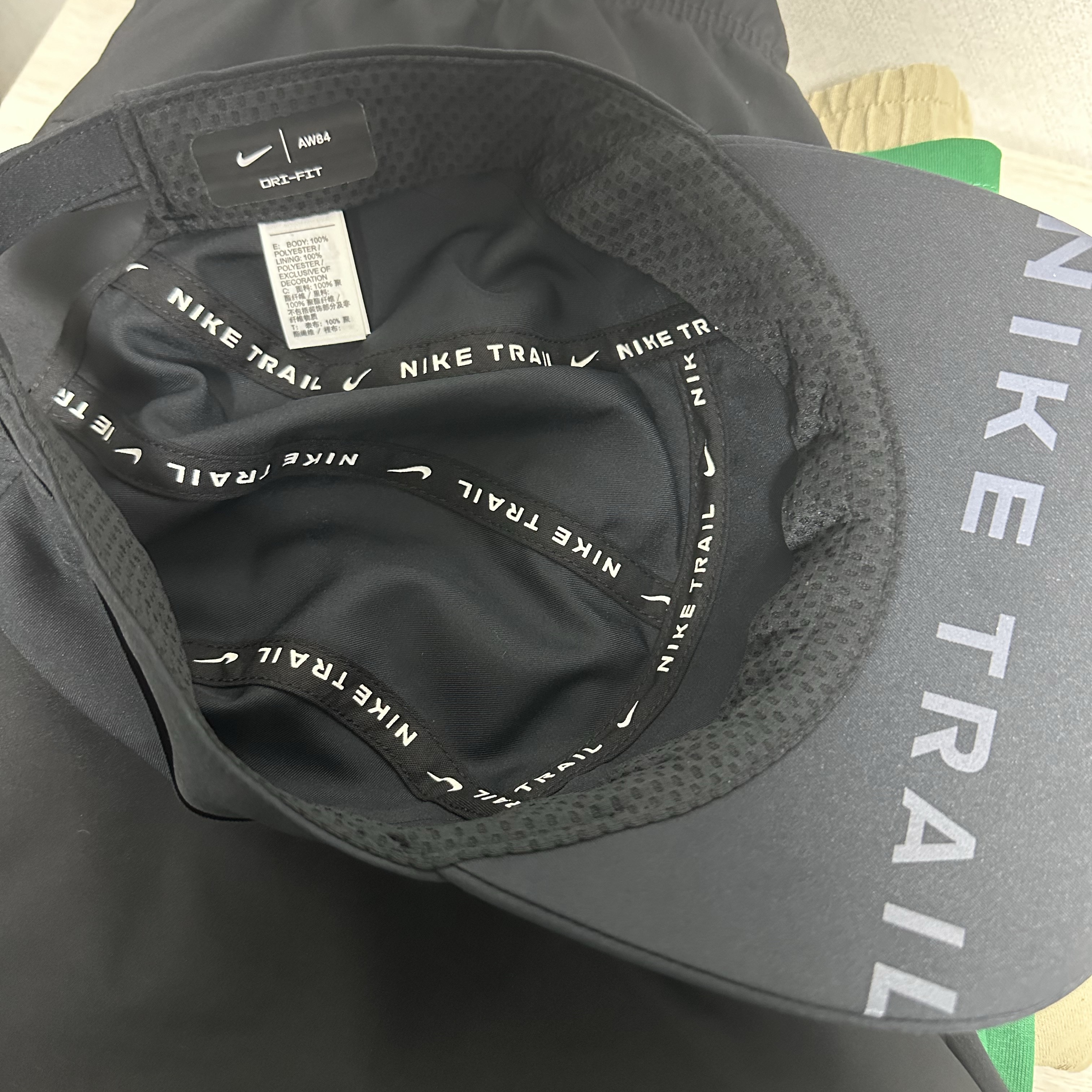 Nike Dri-Fit AW84 Trail Running Cap Black White 착용 스타일 - 2