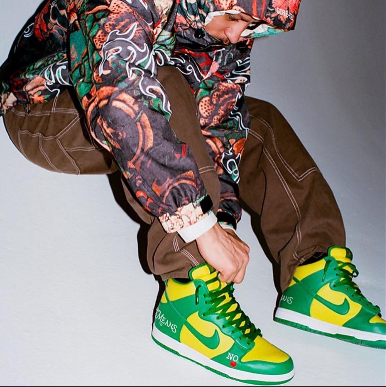 Nike x Supreme SB Dunk High OG QS By Any Means Varsity Red Midnight Navy, Nike x Supreme SB Dunk High OG QS By Any Means Varsity Maize Pine Green 착용 스타일 - 6