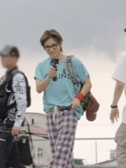 Celine Loose T-Shirt in Cotton Jersey Washed Blue Black, Celine Triomphe Baseball Cap in Corduroy Brown 착용 스타일 - 2