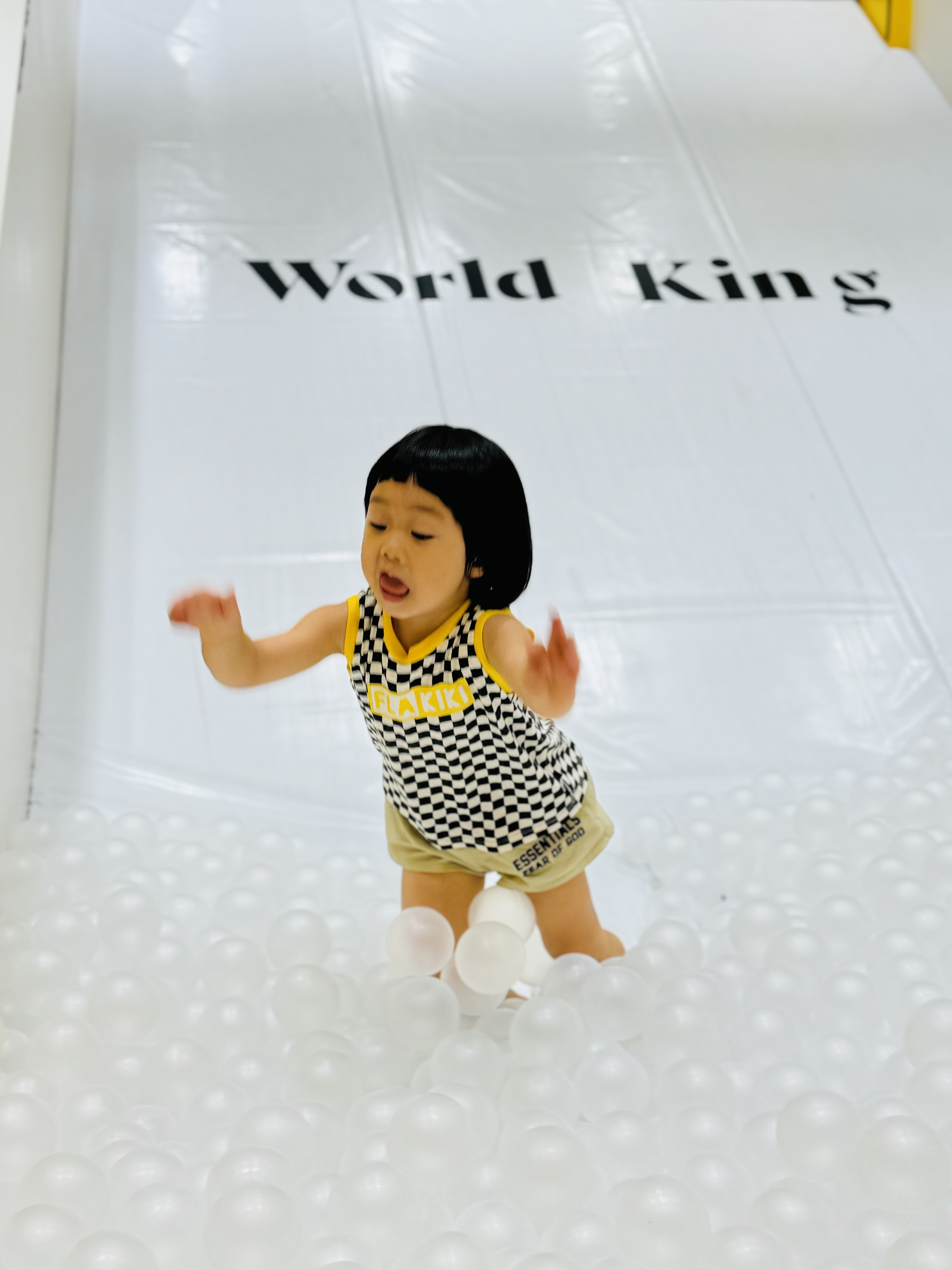 (Kids) Essentials Running Shorts Wheat - 22SS 착용 스타일 - 3