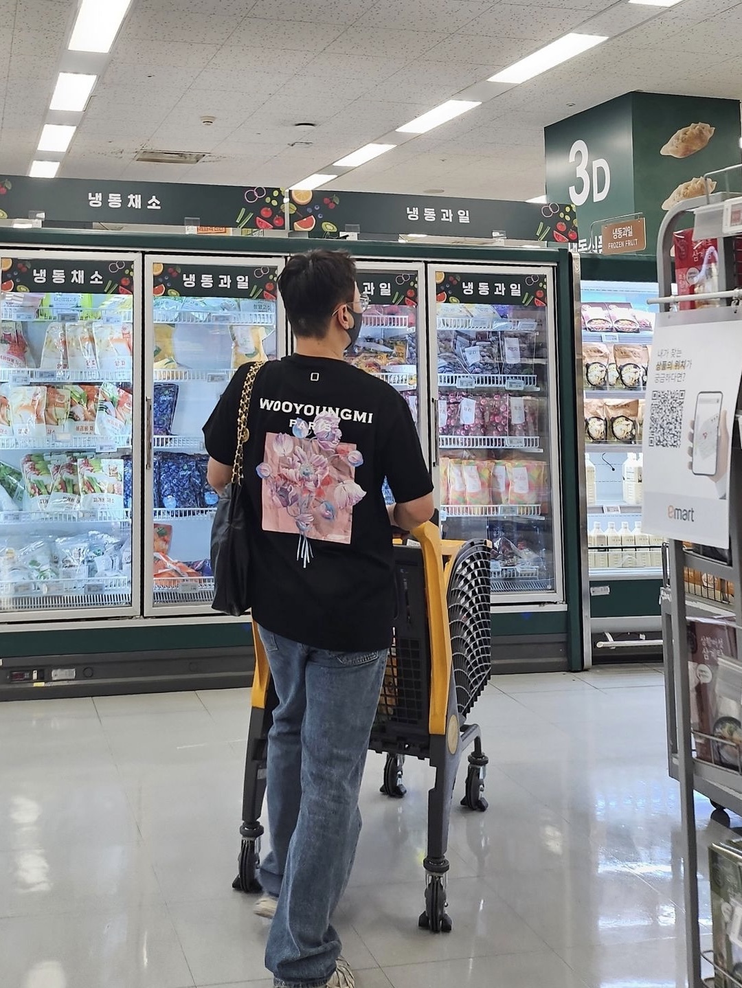 Wooyoungmi 3D Flower Back Logo T-Shirt Black - 24FW, Wooyoungmi Long Straight Denim Pants Blue -23FW 착용 스타일 - 3