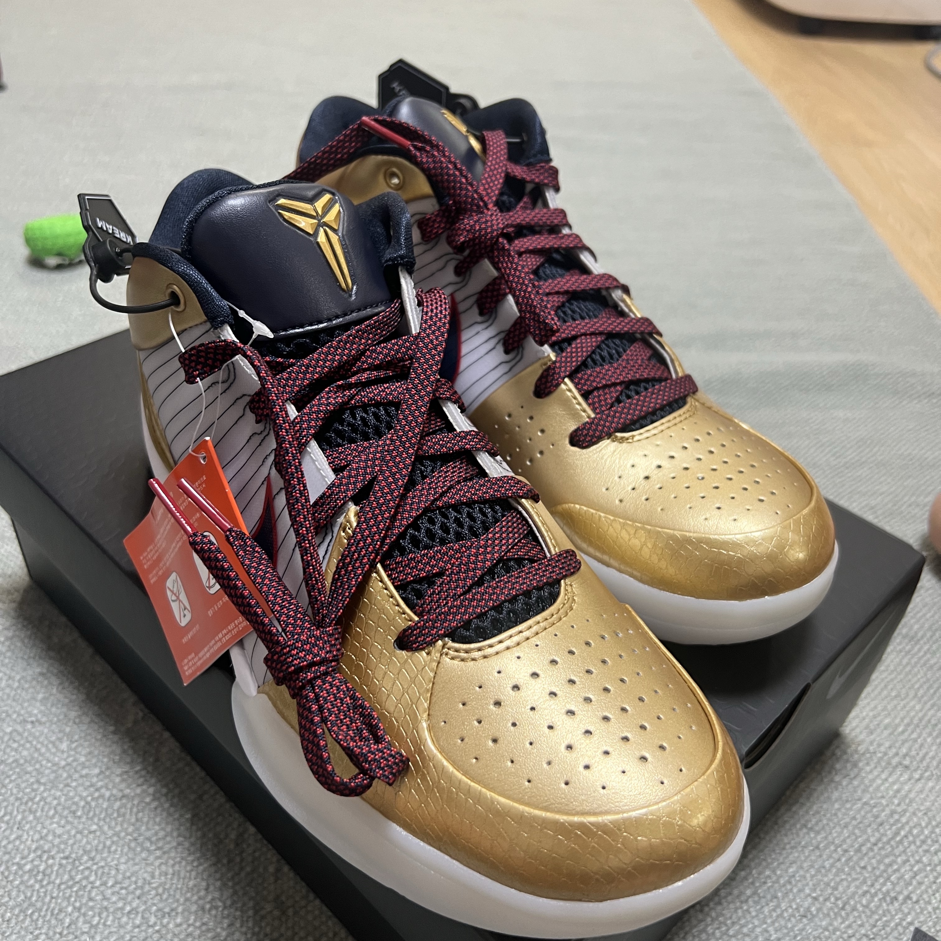 Nike Kobe 4 Protro Metallic Gold and Dark Obsidian 착용 스타일 - 1