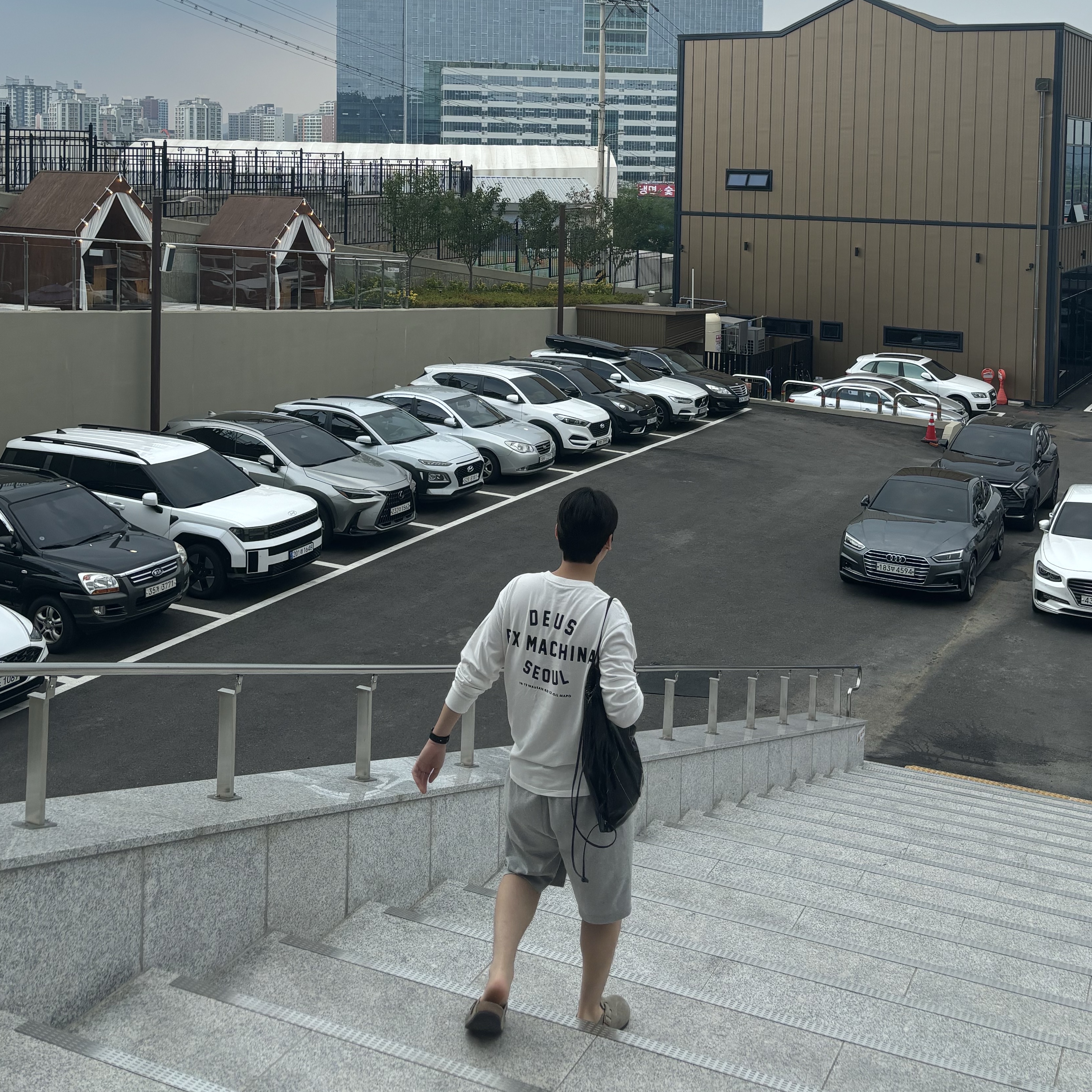 Deus Ex Machina Seoul College Long Sleeve T-Shirt White, Birkenstock Boston Soft Footbed Taupe - Regular 착용 스타일 - 2