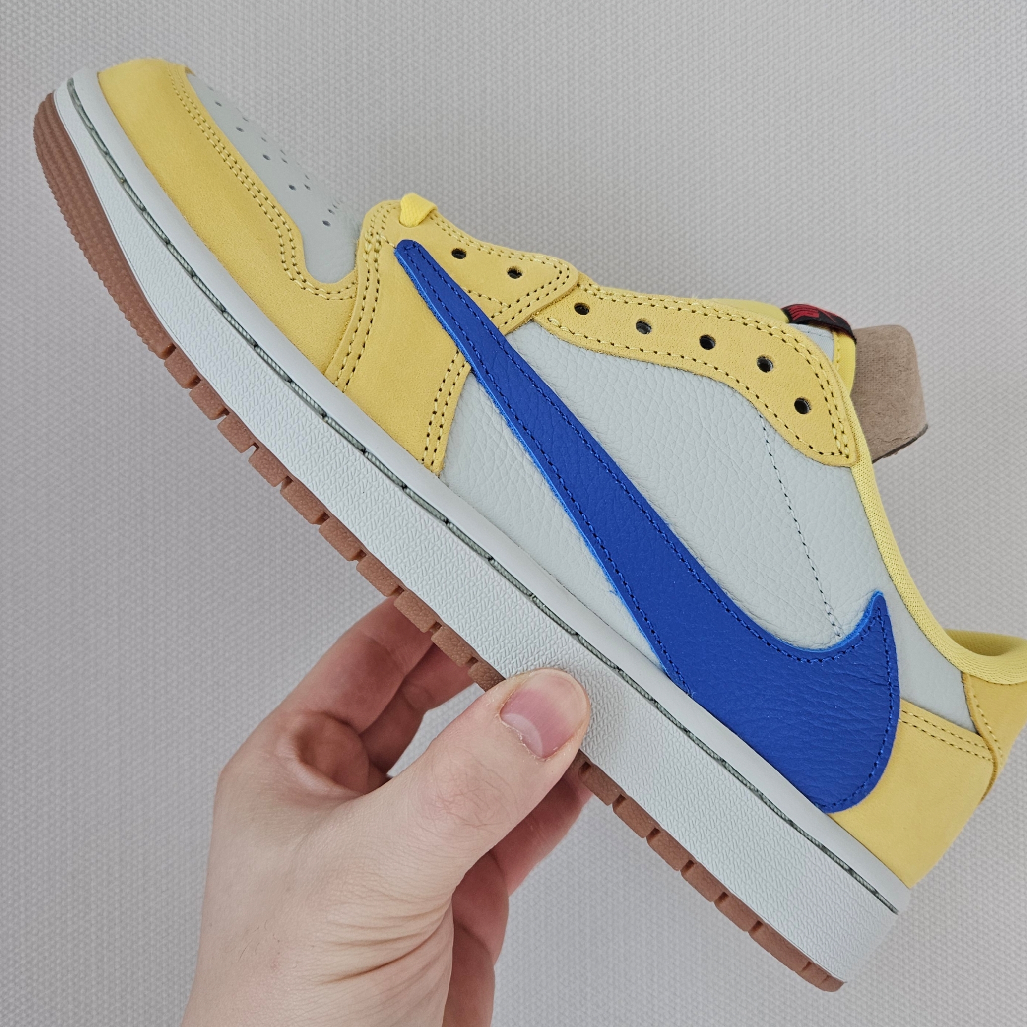 (W) Jordan 1 x Travis Scott Retro Low OG SP Canary 착용 스타일 - 1