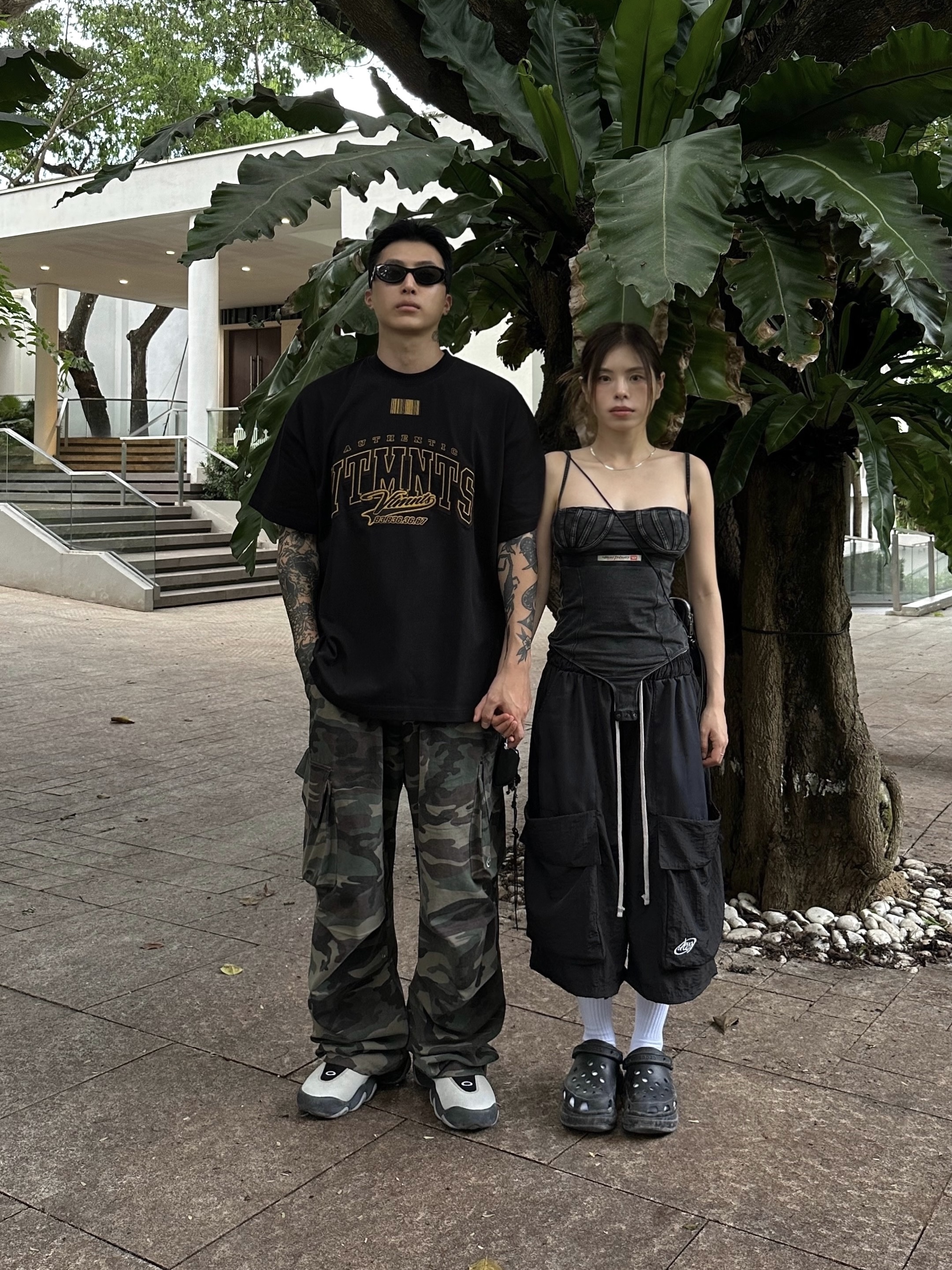Prada Symbole Sunglasses Slate Gray Lenses Alternative fit, Oakley Factory Team x Brain Dead Flesh White Birch 착용 스타일 - 3
