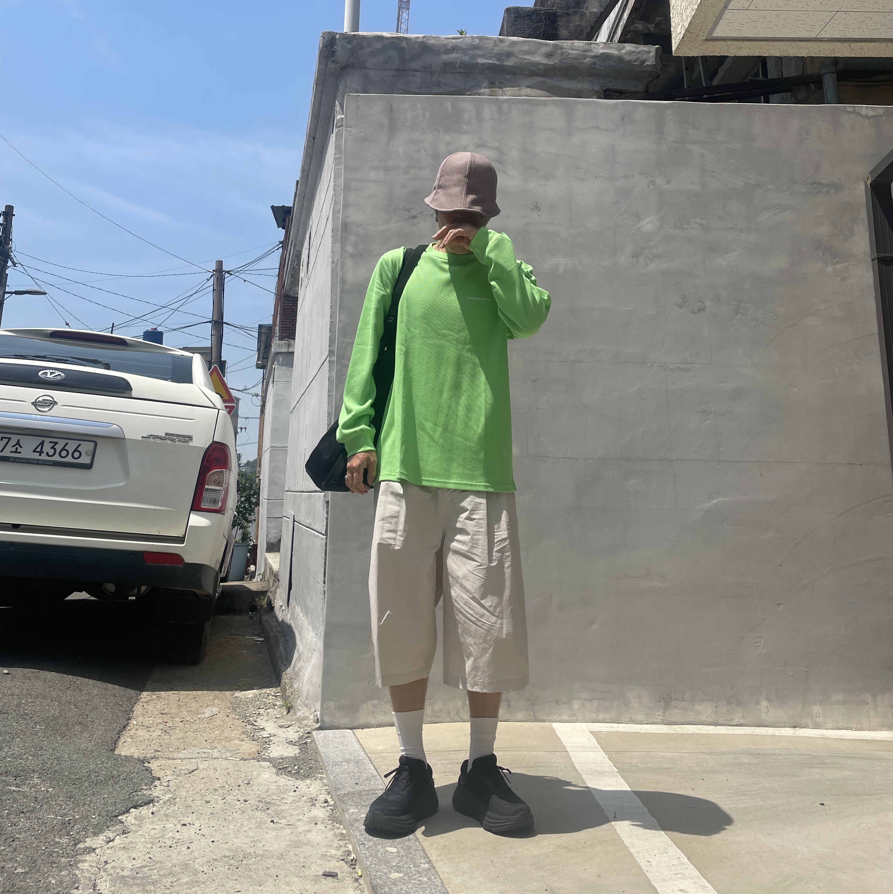 Hoka Bondi 8 Black - Wide, Amomento Two Tuck Wide Shorts Beige 착용 스타일