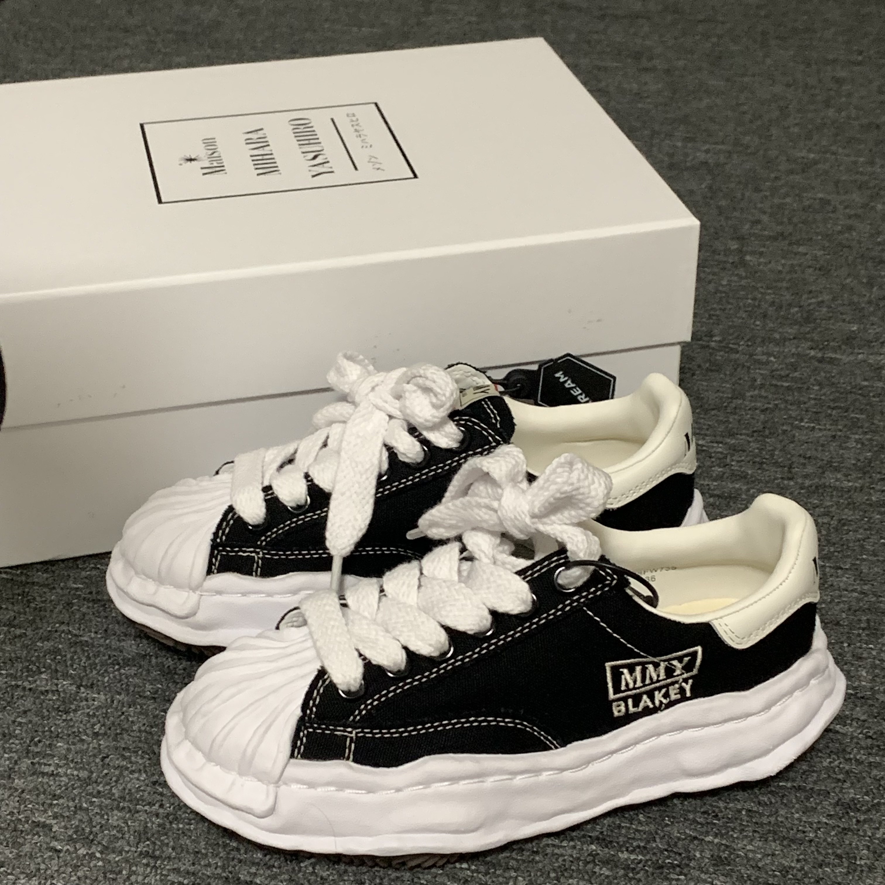 Maison Mihara Yasuhiro Blakey OG Sole Canvas Low-top Sneakers Black White 착용 스타일