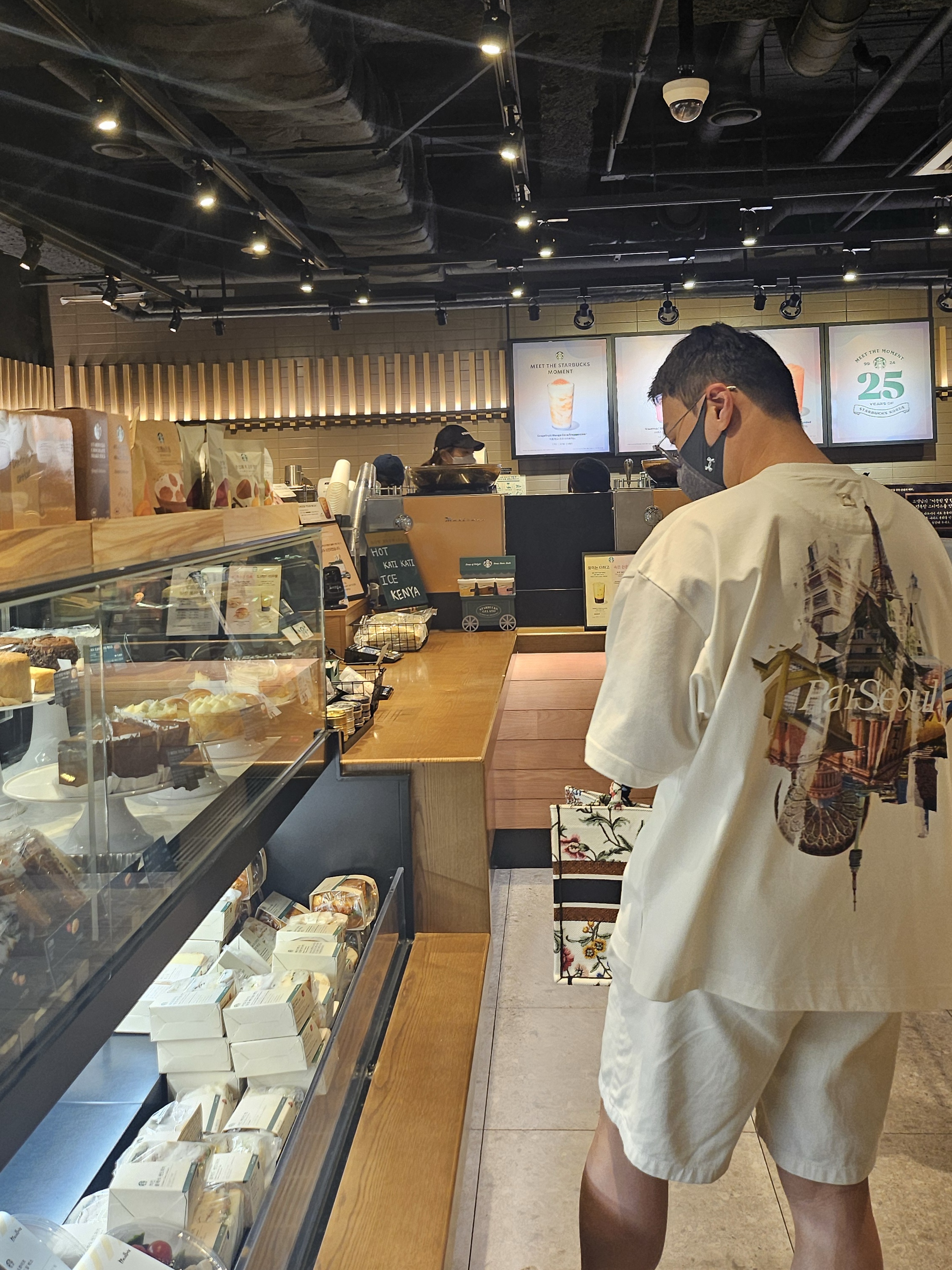 Wooyoungmi City Graphic T-Shirt Ivory - 24FW, Dior Medium Book Tote Bag White Multicolor Dior Petites Fleurs Embroidery 착용 스타일 - 1