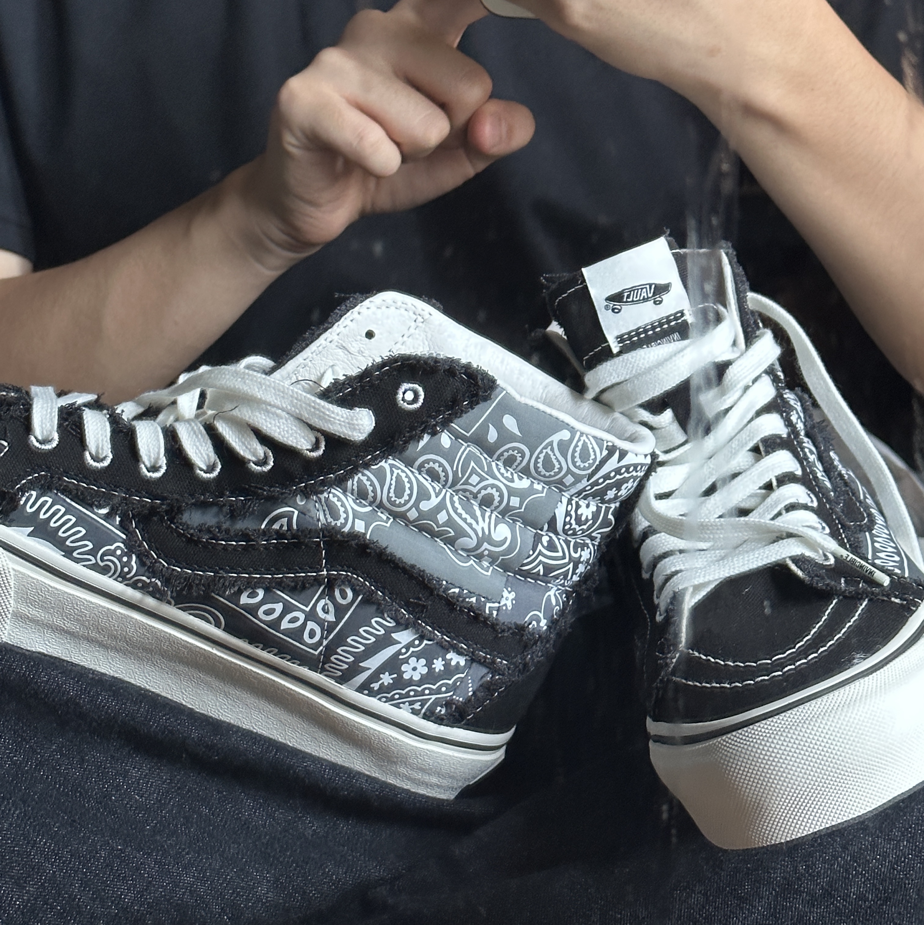 Vans Vault x Invincible Sk8-Hi Reissue Frayed LX Gnarly Pack Black 착용 스타일 - 3