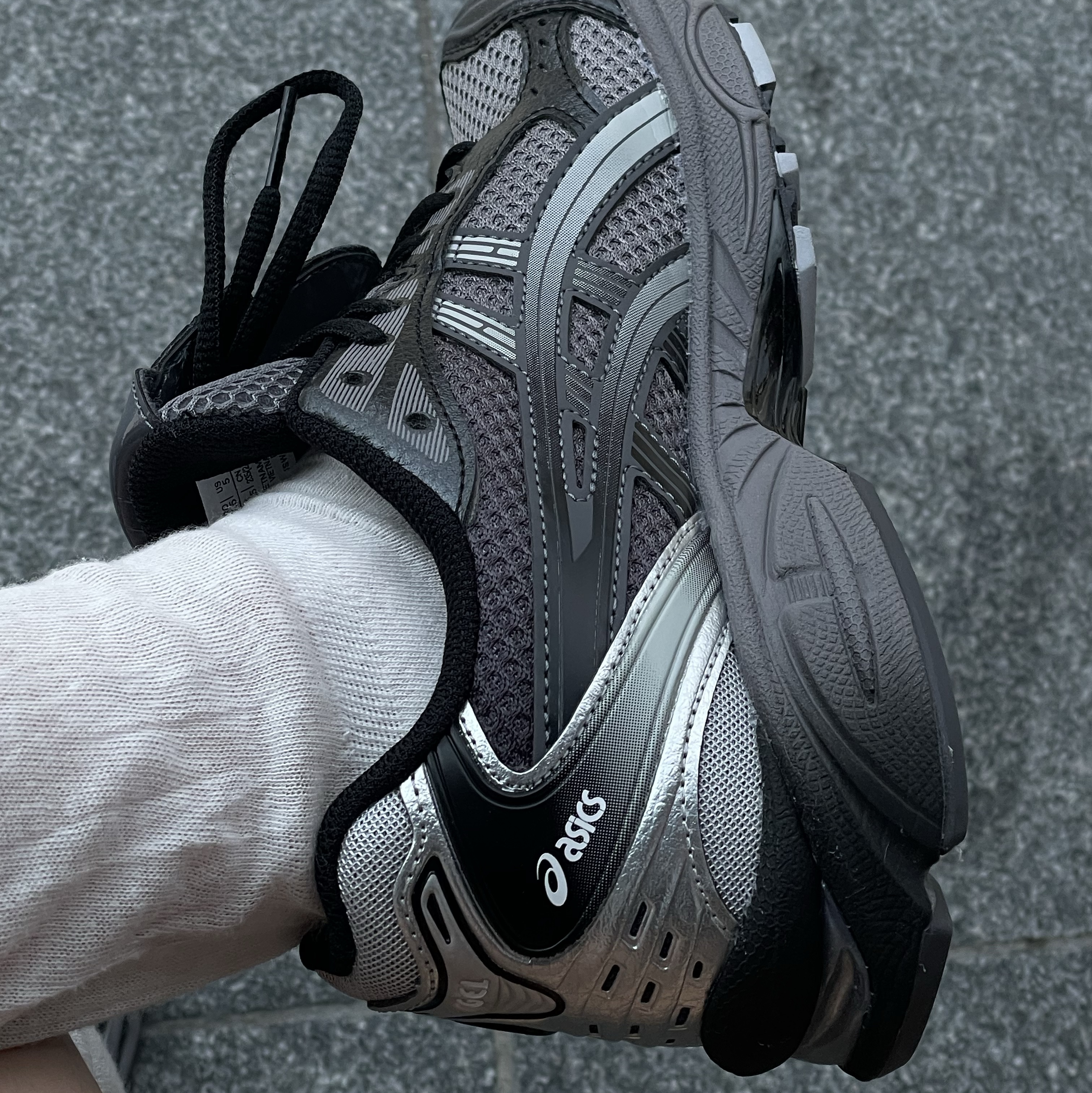 Asics x The Museum Visitor Gel-Kayano 14 Clay Grey Glacier Grey 착용 스타일 - 2