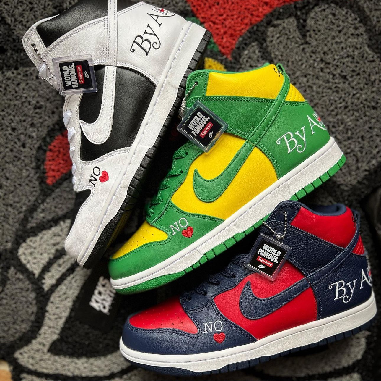 Nike x Supreme SB Dunk High OG QS By Any Means Varsity Red Midnight Navy, Nike x Supreme SB Dunk High OG QS By Any Means Varsity Maize Pine Green 착용 스타일 - 2