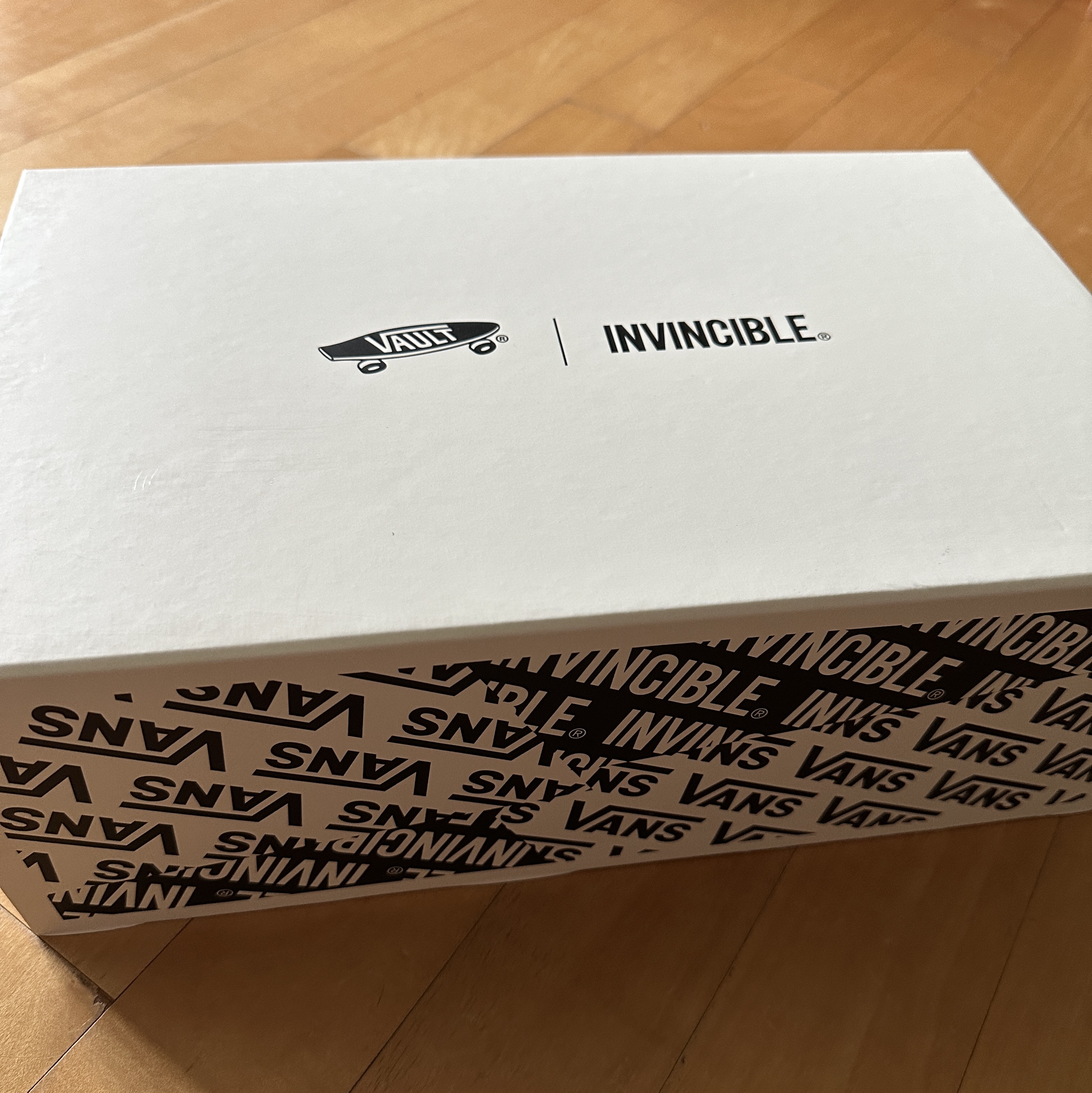 Vans Vault x Invincible Sk8-Hi Reissue Frayed LX Gnarly Pack Black 착용 스타일 - 5