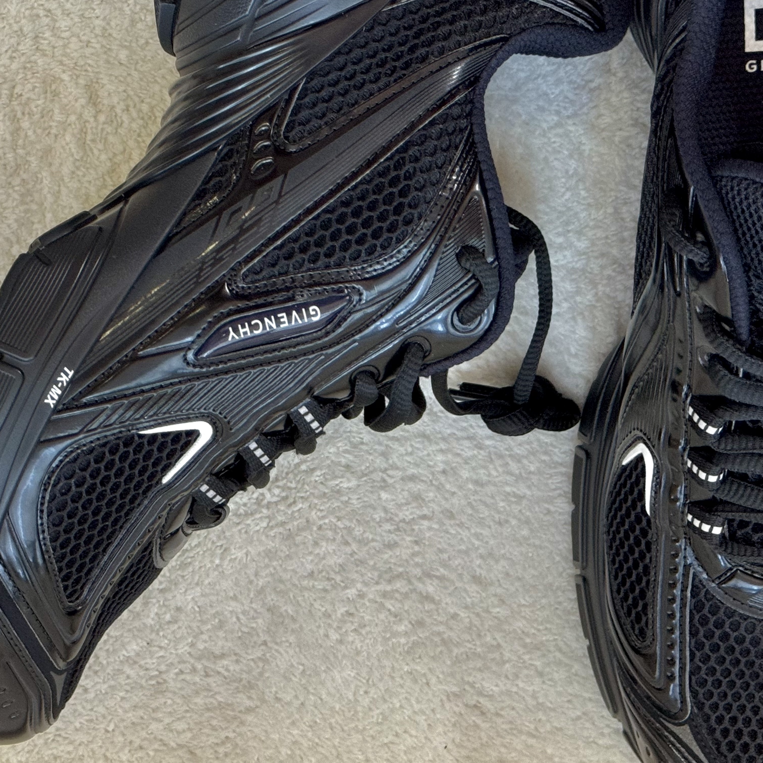 Givenchy TK-MX Runner Sneakers in Mesh Black, Asics Gel-Kayano 14 Cream Black 착용 스타일 - 5