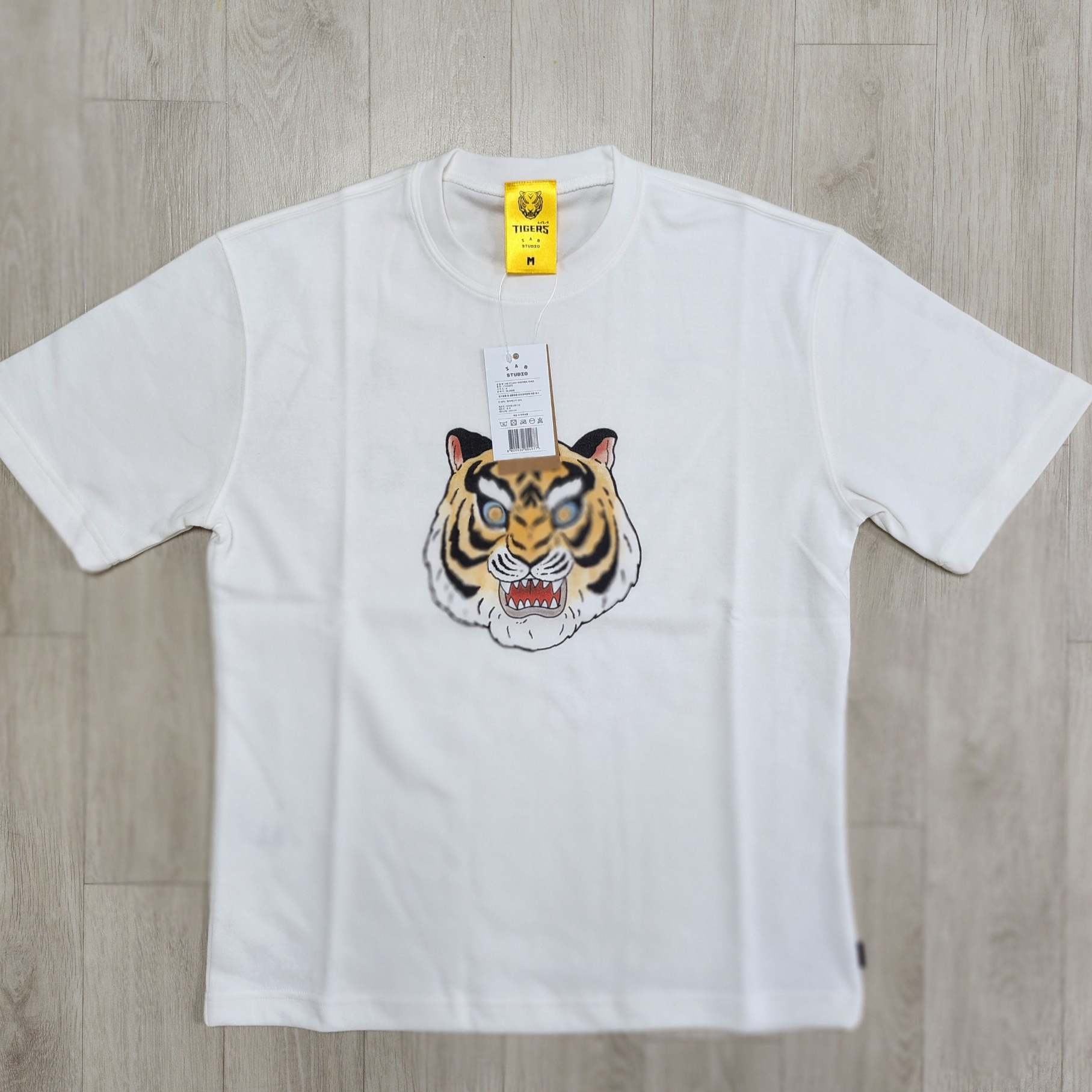 Kia Tigers x IAB Studio Tiger Head T-Shirt White 착용 스타일 - 1