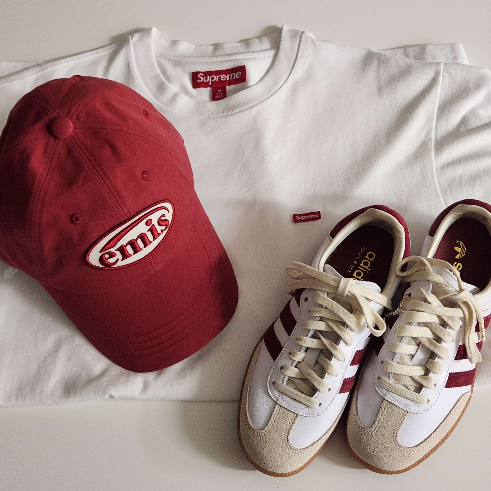 Emis Tone On Tone Wappen Ball Cap Red, Adidas x Sporty & Rich Samba OG Cloud White Collegiate Burgundy 착용 스타일 - 1