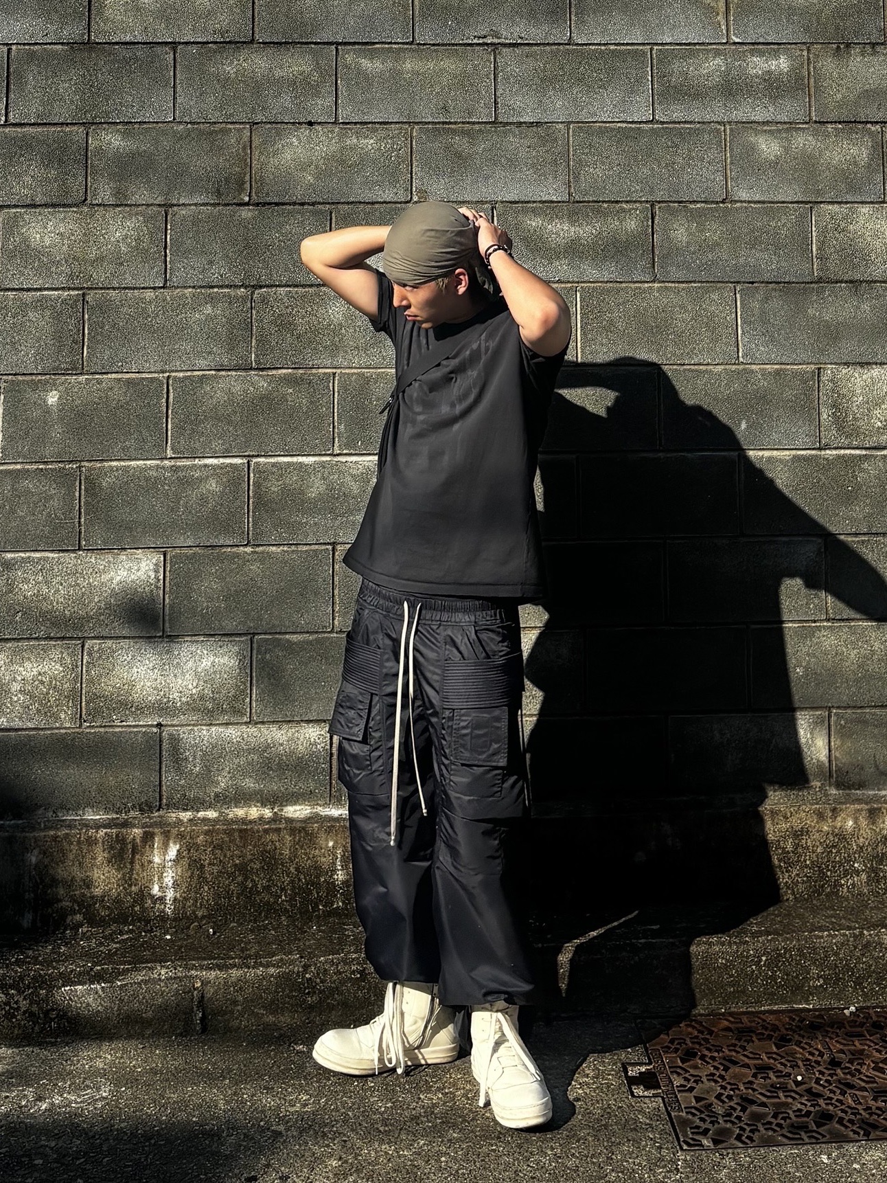Rick Owens Drkshdw Creatch Cargo Drawstring Pants Black 착용 스타일 - 1