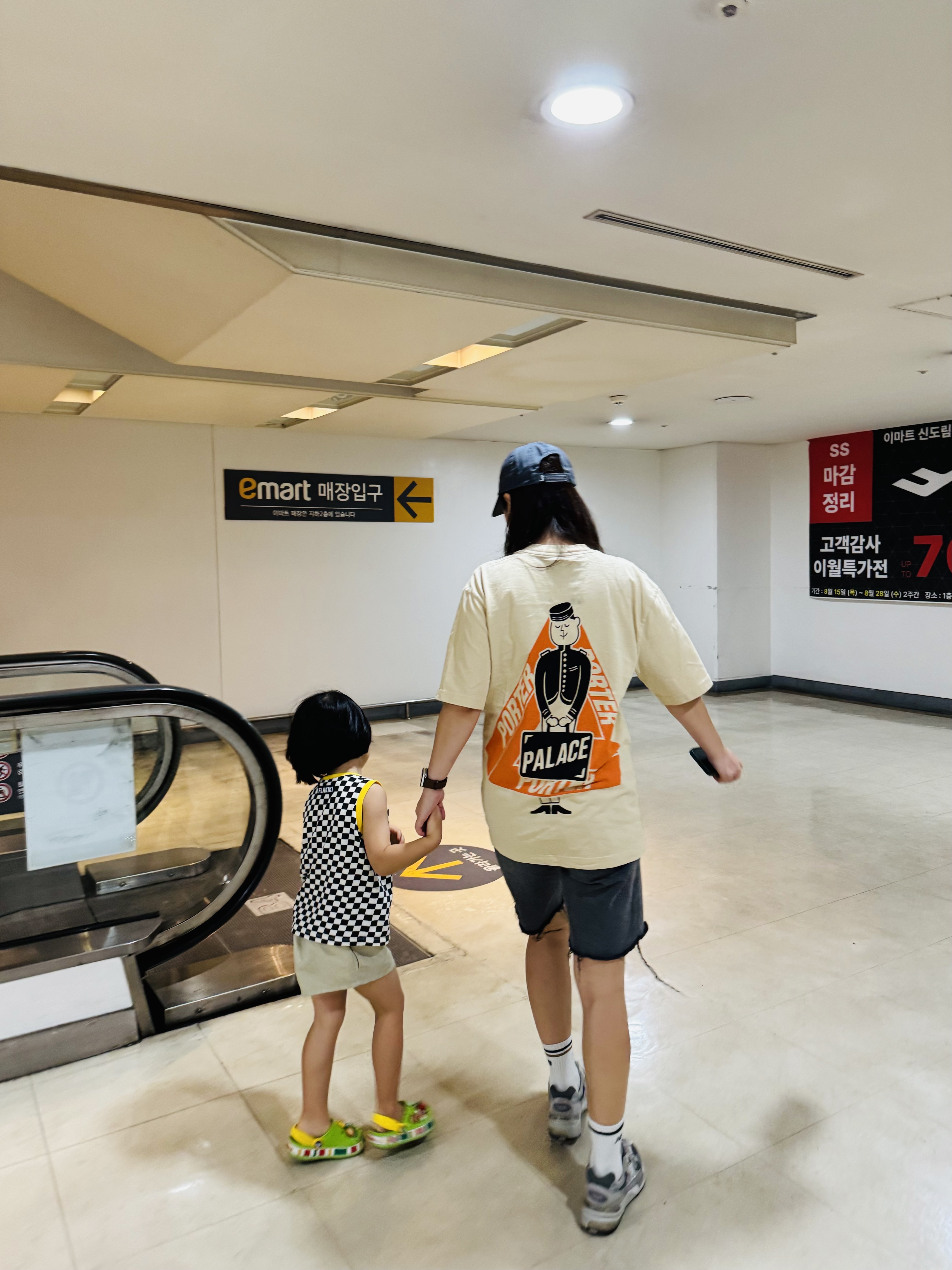 Stussy Stock 8 Ball Low Pro Cap Dark Grey, Palace x Porter Tri-Ferg Bell Boy T-Shirt Sand 착용 스타일 - 1