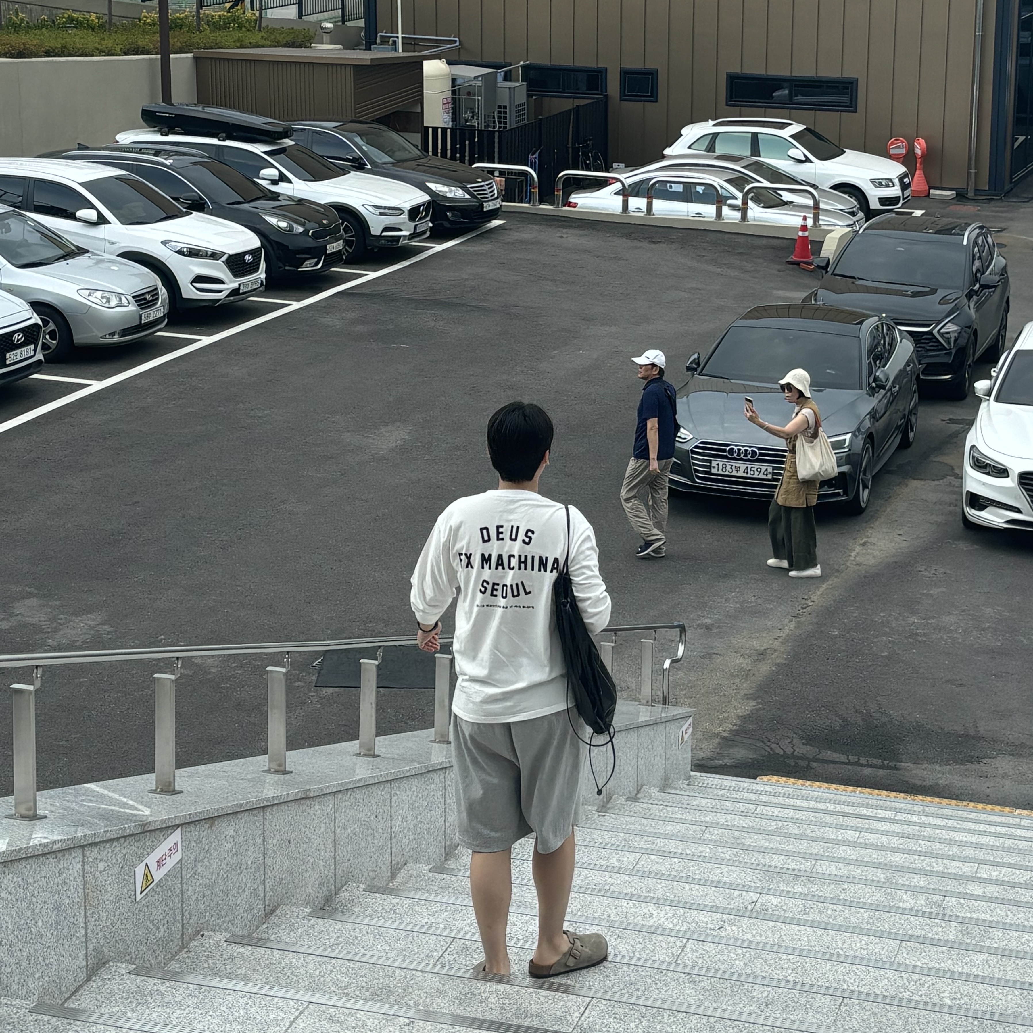 Deus Ex Machina Seoul College Long Sleeve T-Shirt White, Birkenstock Boston Soft Footbed Taupe - Regular 착용 스타일 - 4