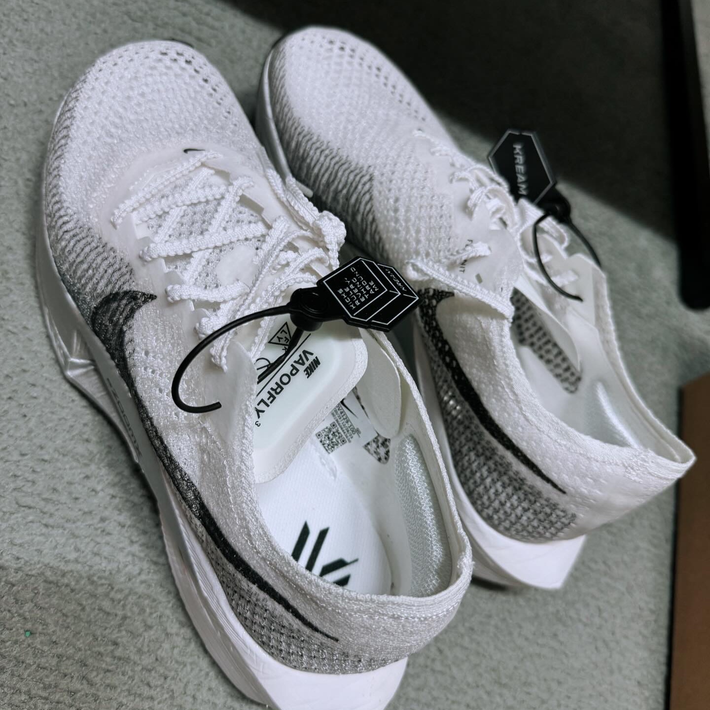 Nike ZoomX Vaporfly Next% 3 White Grey 착용 스타일 - 3