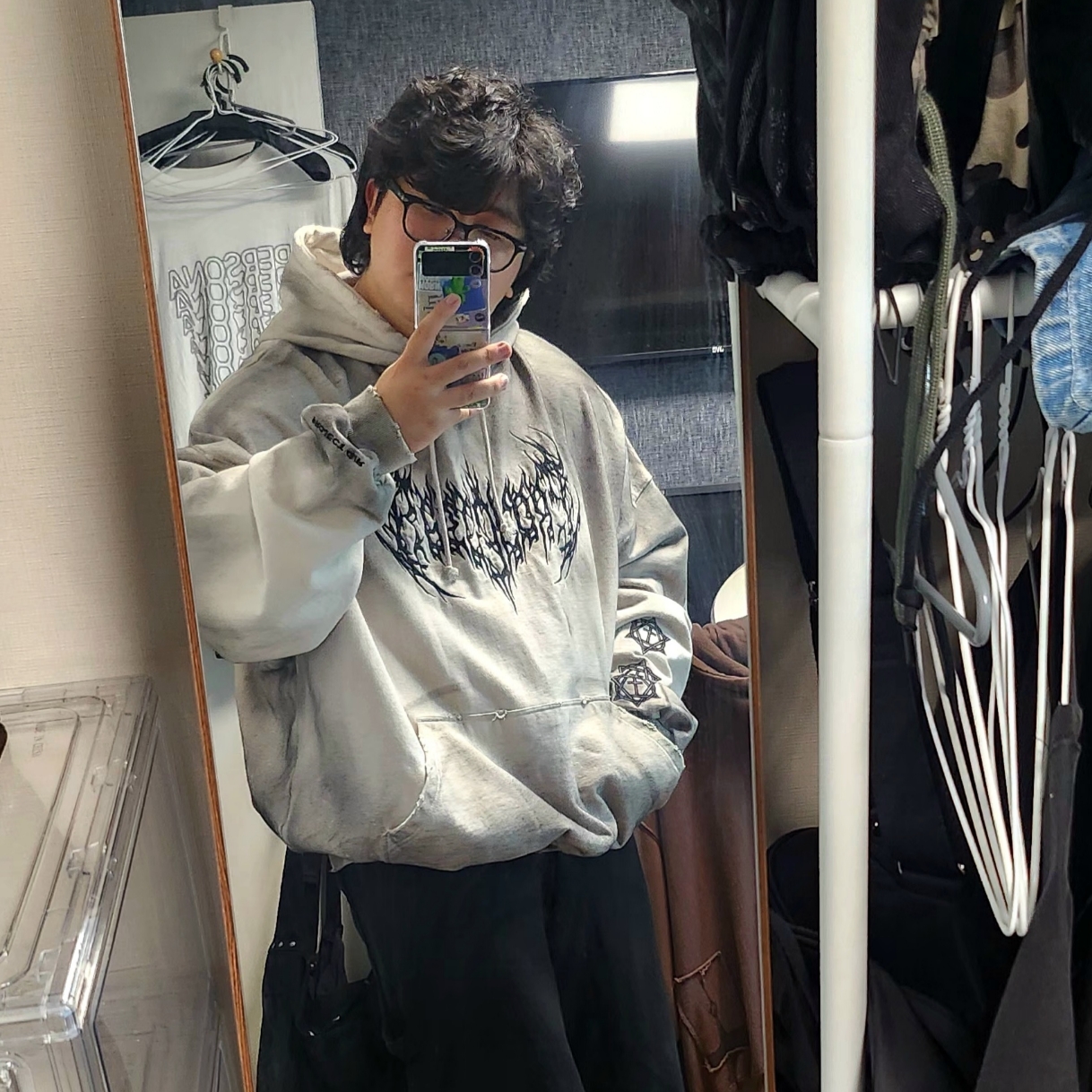 Project G/R Metalic Logo Hoodie Ivory 착용 스타일