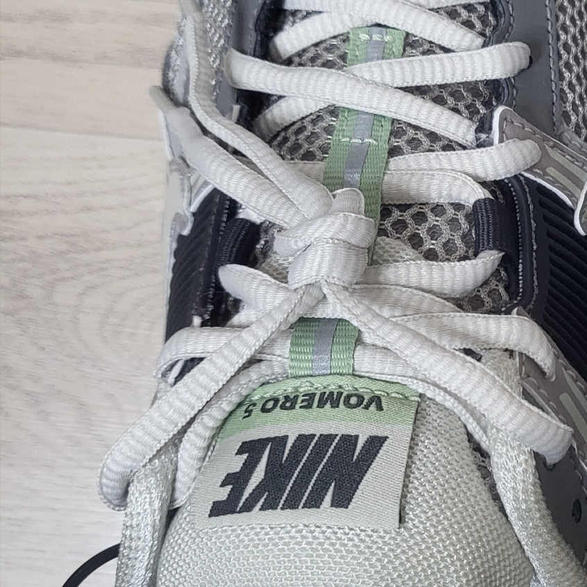 (W) Nike Zoom Vomero 5 Cobblestone and Flat Pewter 착용 스타일