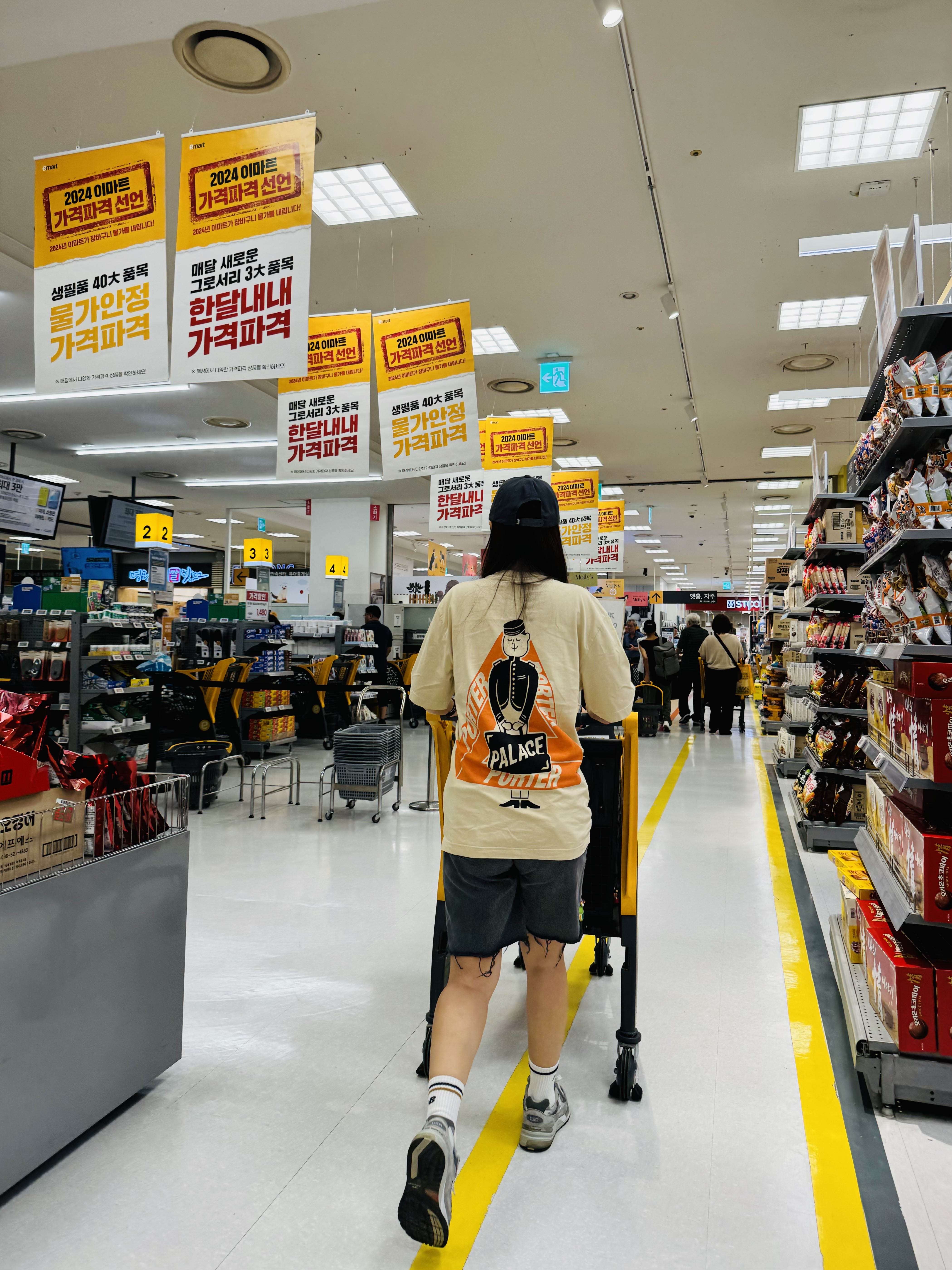 Stussy Stock 8 Ball Low Pro Cap Dark Grey, Palace x Porter Tri-Ferg Bell Boy T-Shirt Sand 착용 스타일 - 4